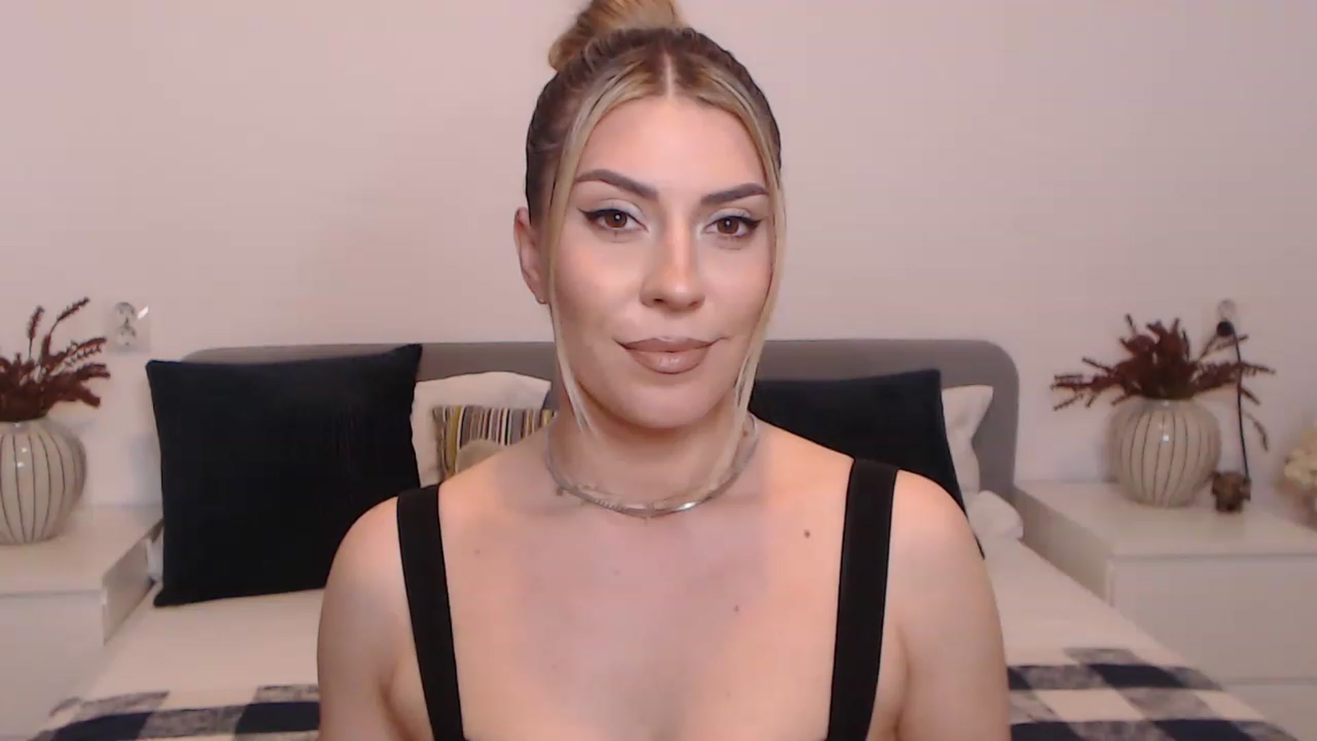 Gallery image thumbnail from BlueStocking's myfreecams stream on, 08/24/2023, 15:14 image 8 of 20