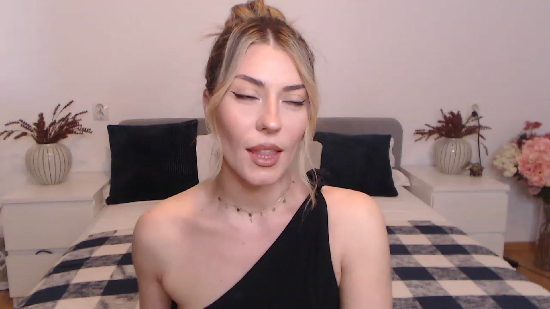 Gallery image thumbnail from BlueStocking's myfreecams stream on, 08/26/2023, 10:51 image 3 of 20