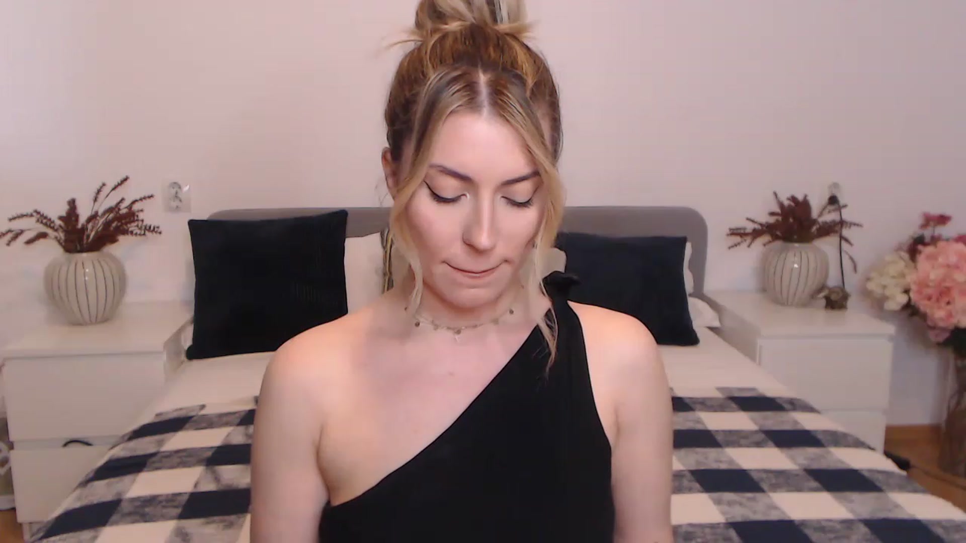 Gallery image thumbnail from BlueStocking's myfreecams stream on, 08/26/2023, 10:51 image 6 of 20