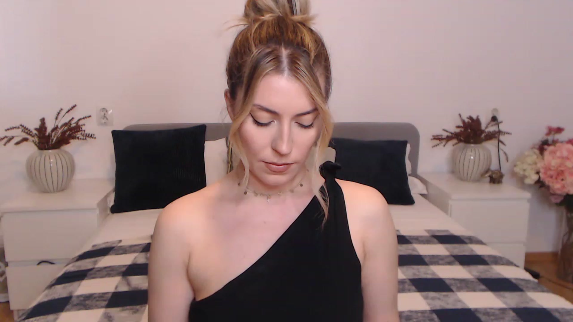 Gallery image thumbnail from BlueStocking's myfreecams stream on, 08/26/2023, 10:51 image 7 of 20