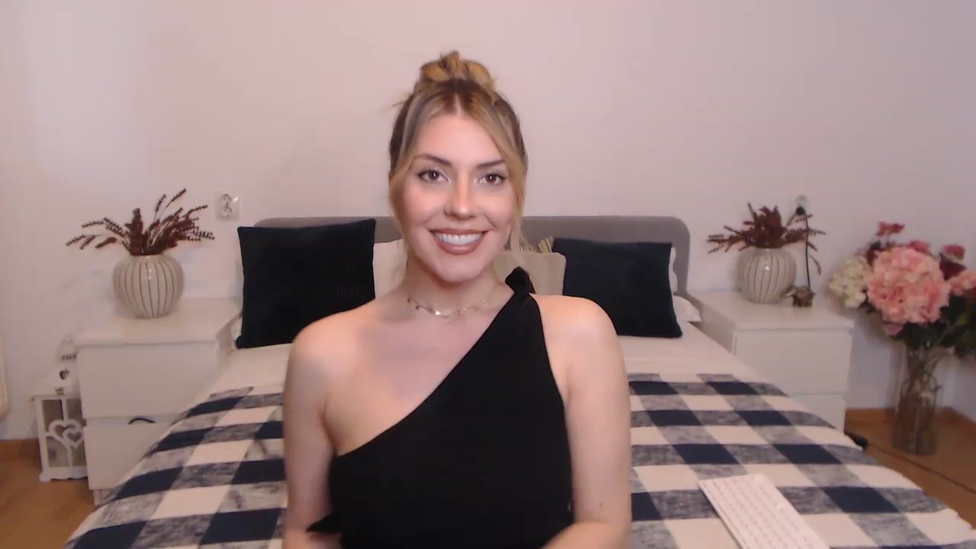Gallery image thumbnail from BlueStocking's myfreecams stream on, 08/26/2023, 10:51 image 14 of 20
