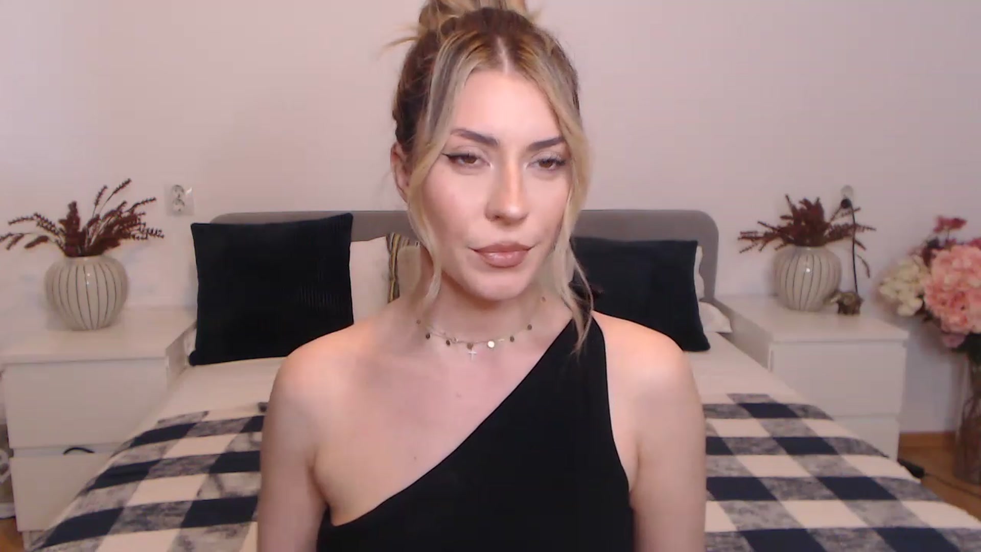 Gallery image thumbnail from BlueStocking's myfreecams stream on, 08/26/2023, 10:51 image 10 of 20