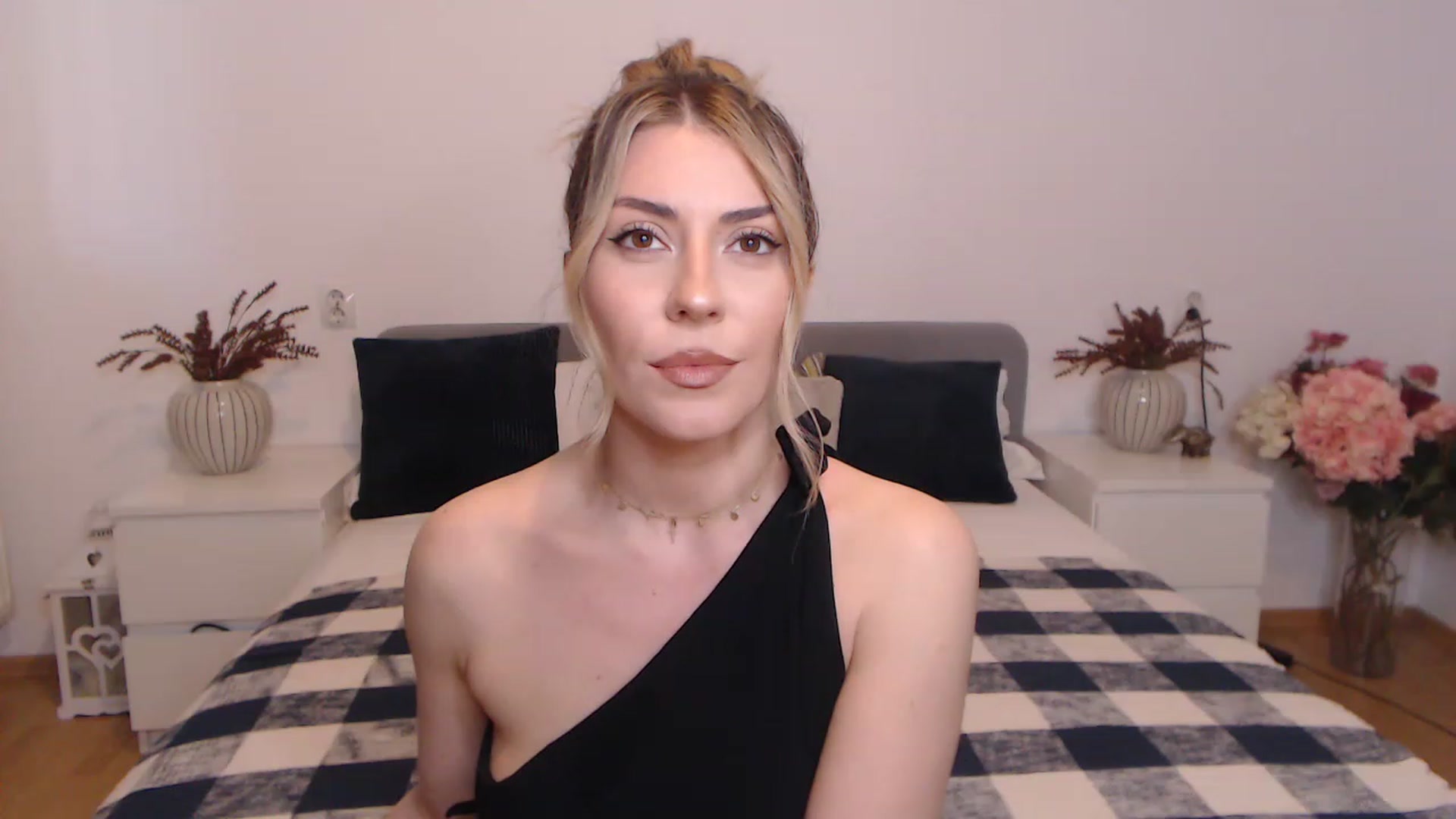 Gallery image thumbnail from BlueStocking's myfreecams stream on, 08/26/2023, 10:51 image 19 of 20