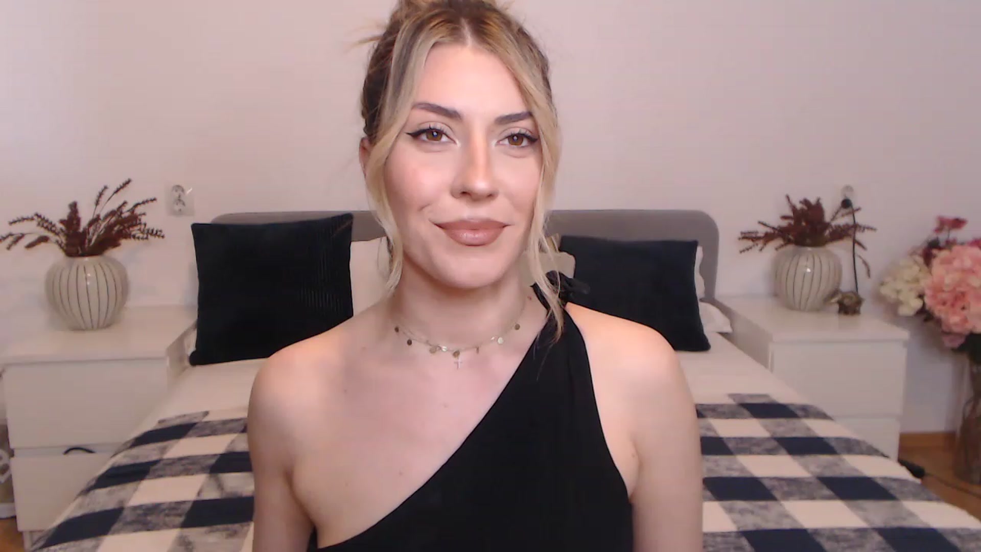 Gallery image thumbnail from BlueStocking's myfreecams stream on, 08/26/2023, 10:51 image 1 of 20