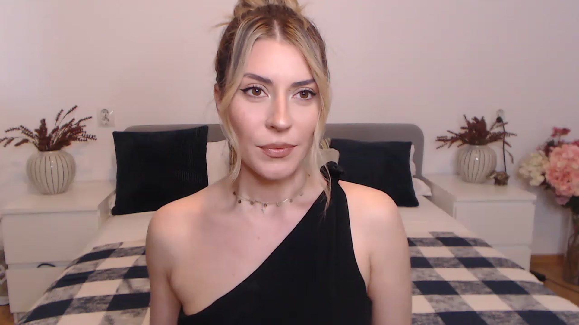 Gallery image thumbnail from BlueStocking's myfreecams stream on, 08/26/2023, 10:51 image 9 of 20