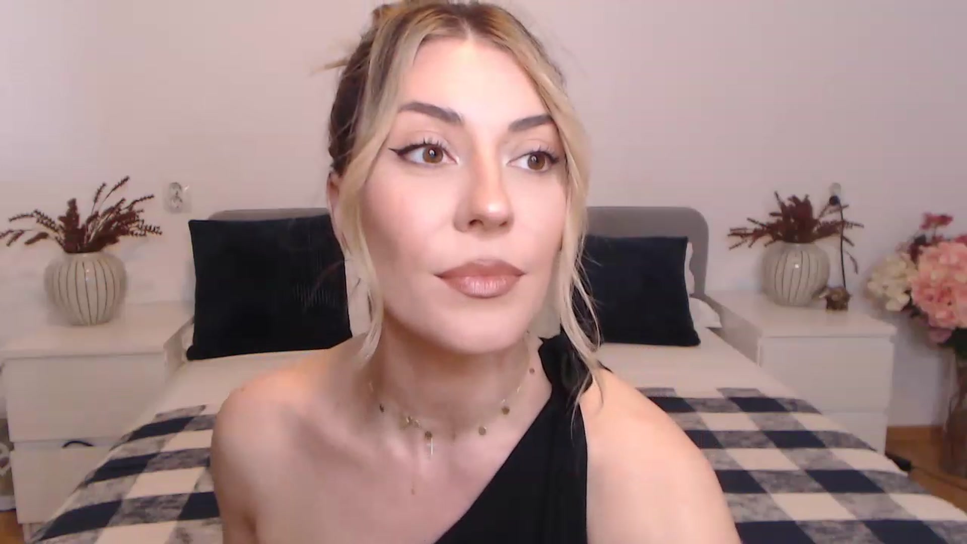 Gallery image thumbnail from BlueStocking's myfreecams stream on, 08/26/2023, 10:51 image 2 of 20