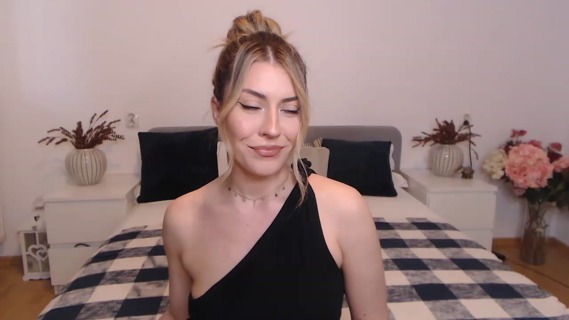 Gallery image thumbnail from BlueStocking's myfreecams stream on, 08/26/2023, 10:51 image 17 of 20