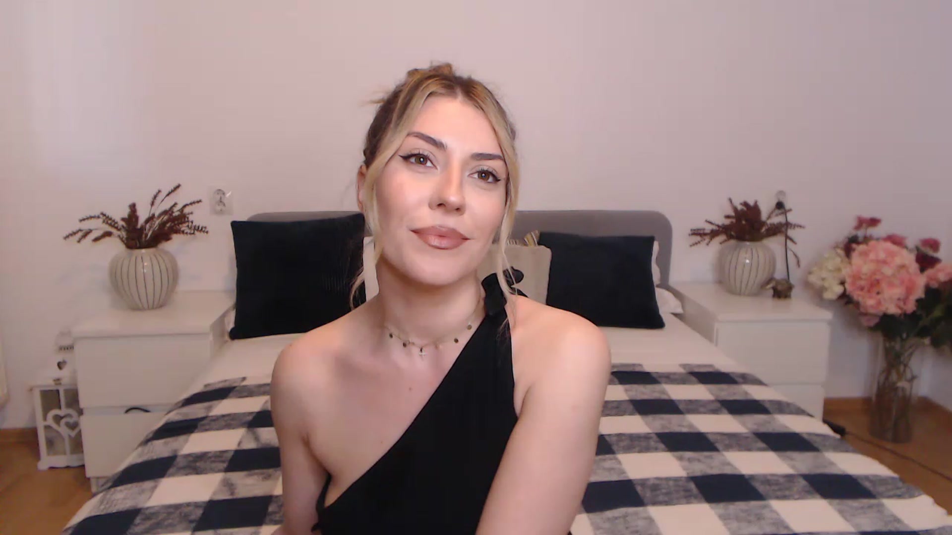 Gallery image thumbnail from BlueStocking's myfreecams stream on, 08/26/2023, 10:51 image 18 of 20