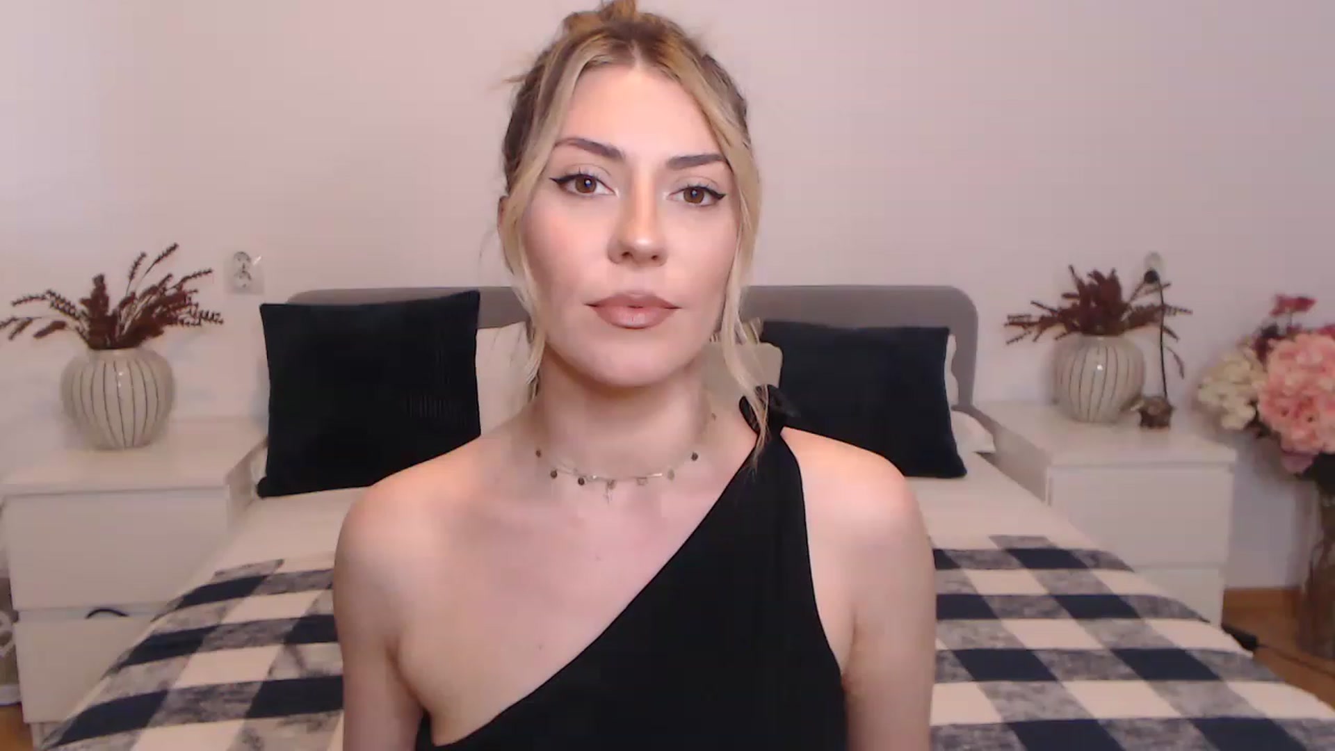 Gallery image thumbnail from BlueStocking's myfreecams stream on, 08/26/2023, 10:51 image 8 of 20