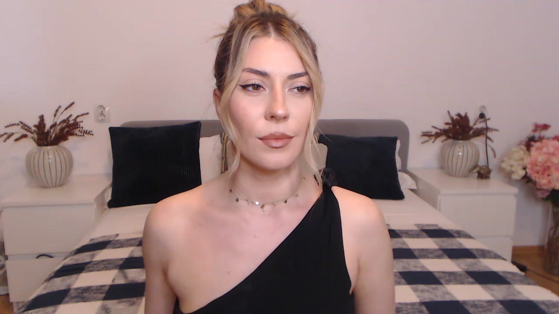 Gallery image thumbnail from BlueStocking's myfreecams stream on, 08/26/2023, 10:51 image 11 of 20