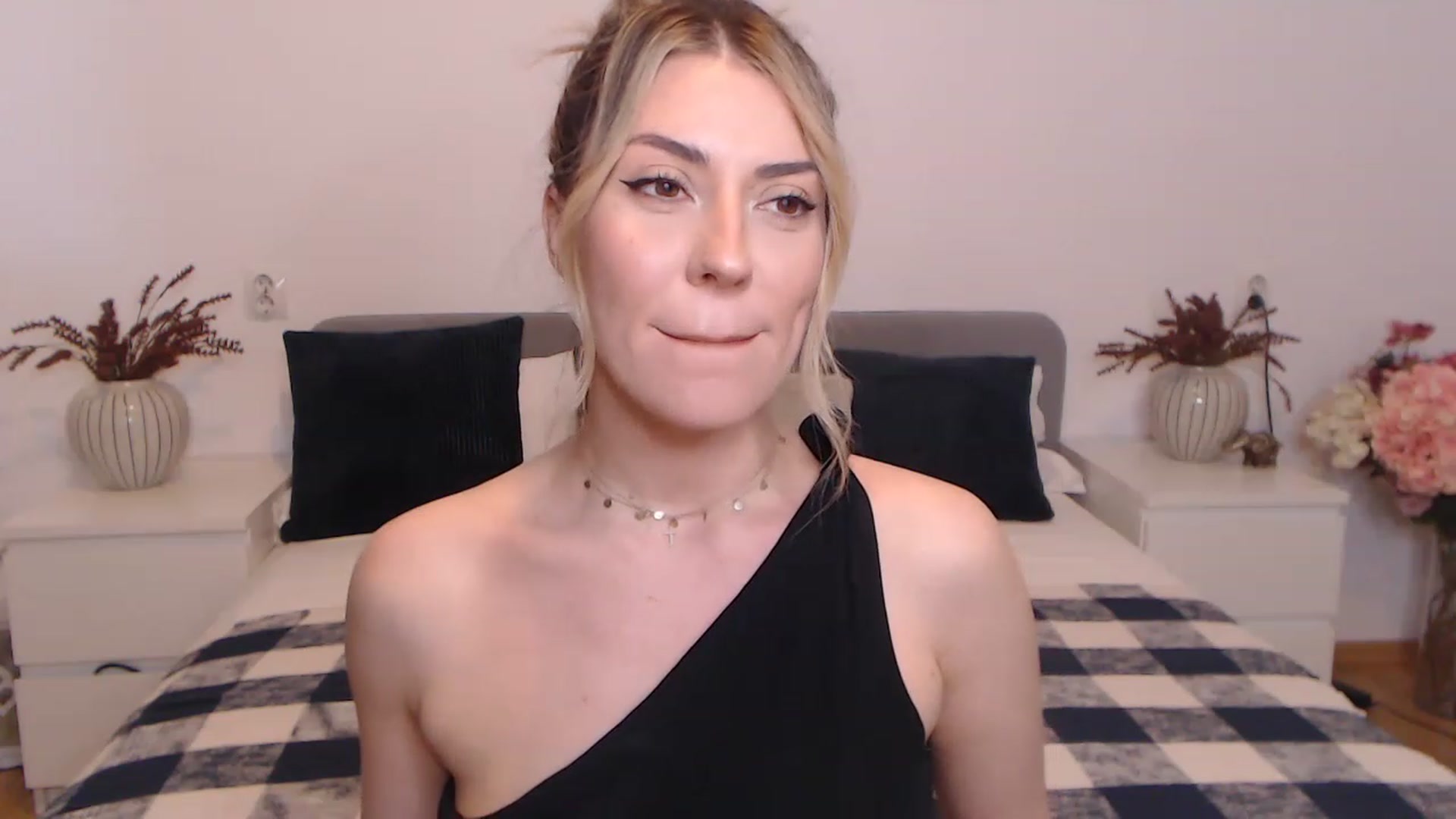 Gallery image thumbnail from BlueStocking's myfreecams stream on, 08/26/2023, 10:51 image 13 of 20