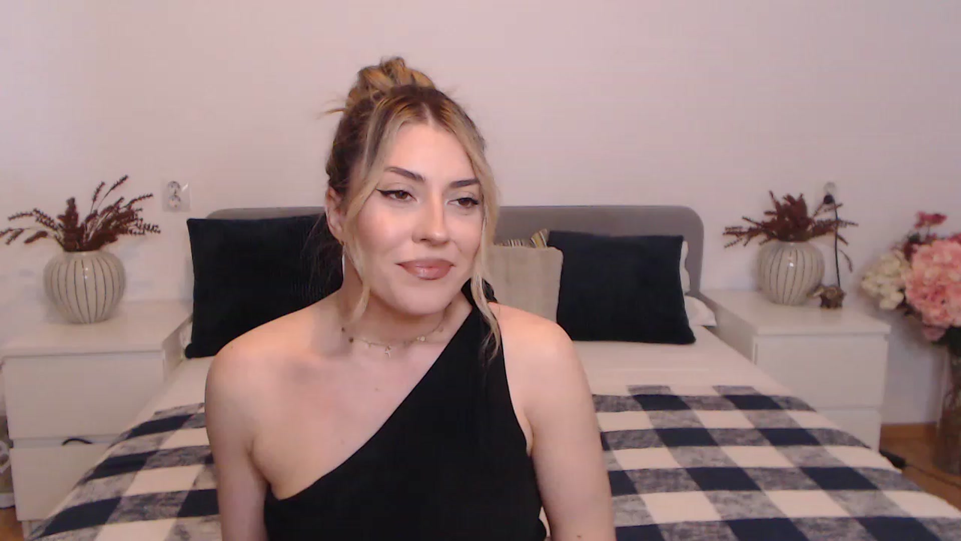 Gallery image thumbnail from BlueStocking's myfreecams stream on, 08/26/2023, 10:51 image 12 of 20