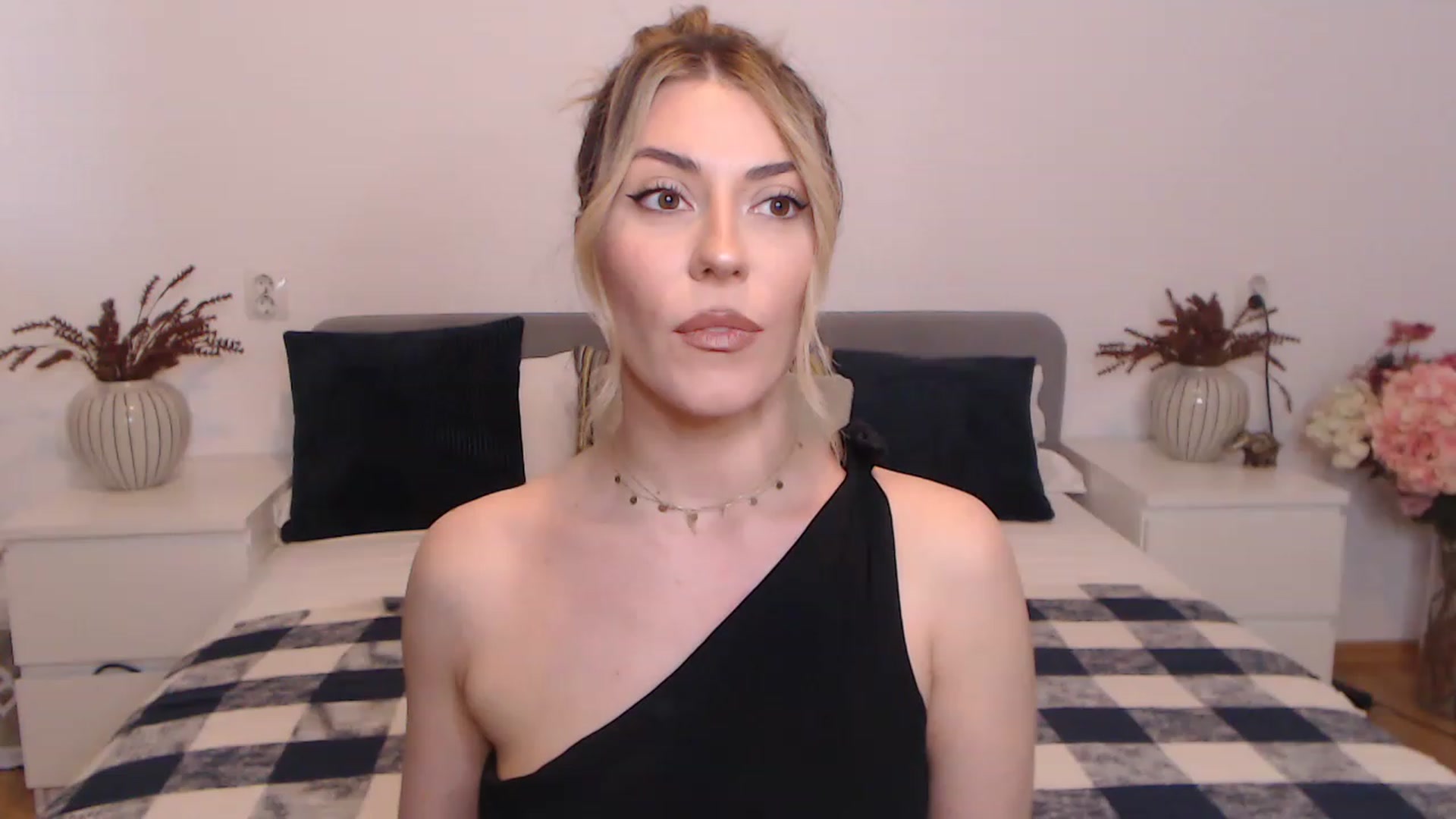 Gallery image thumbnail from BlueStocking's myfreecams stream on, 08/26/2023, 10:51 image 4 of 20