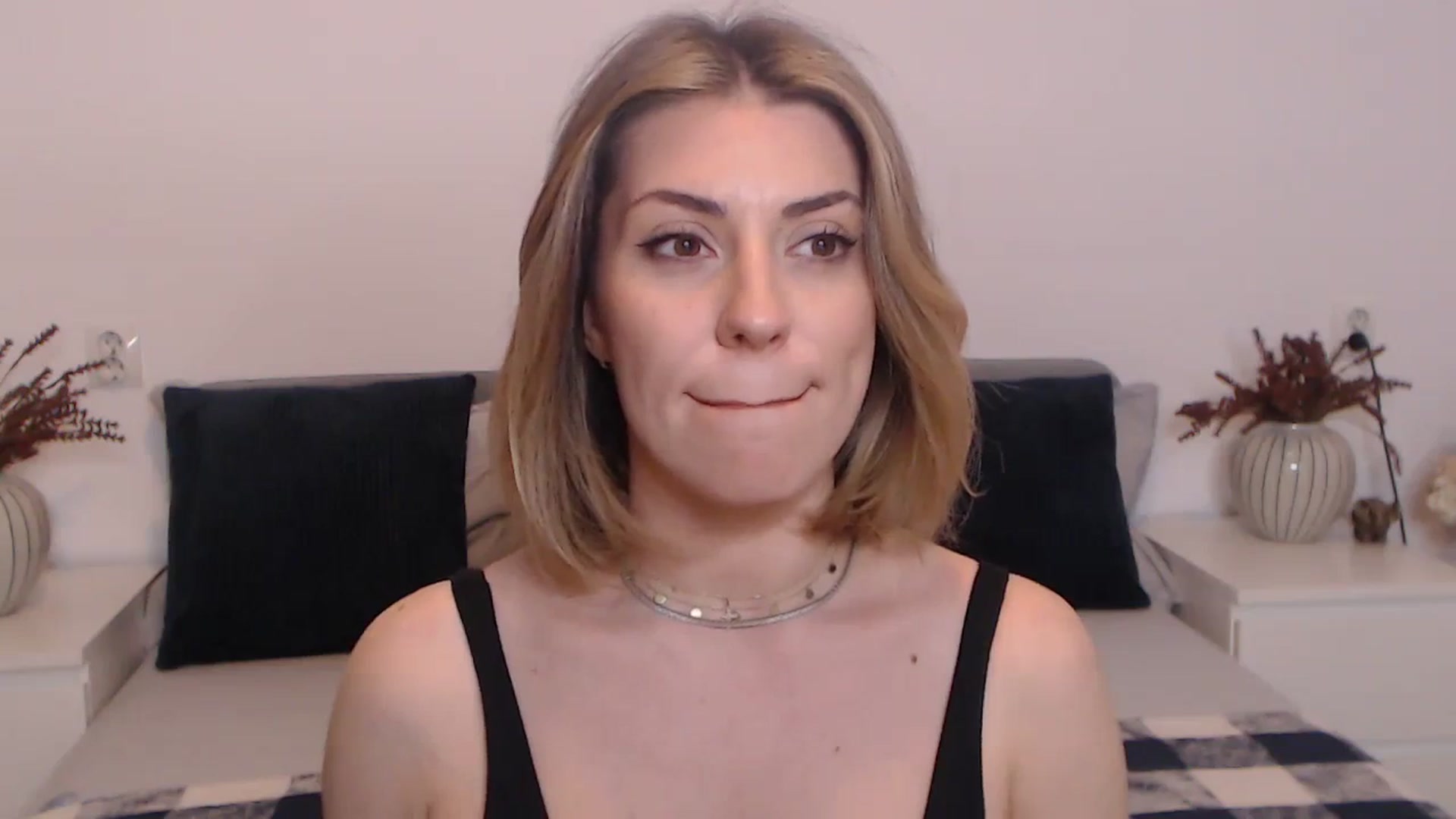 Gallery image thumbnail from BlueStocking's myfreecams stream on, 08/27/2023, 18:07 image 6 of 20