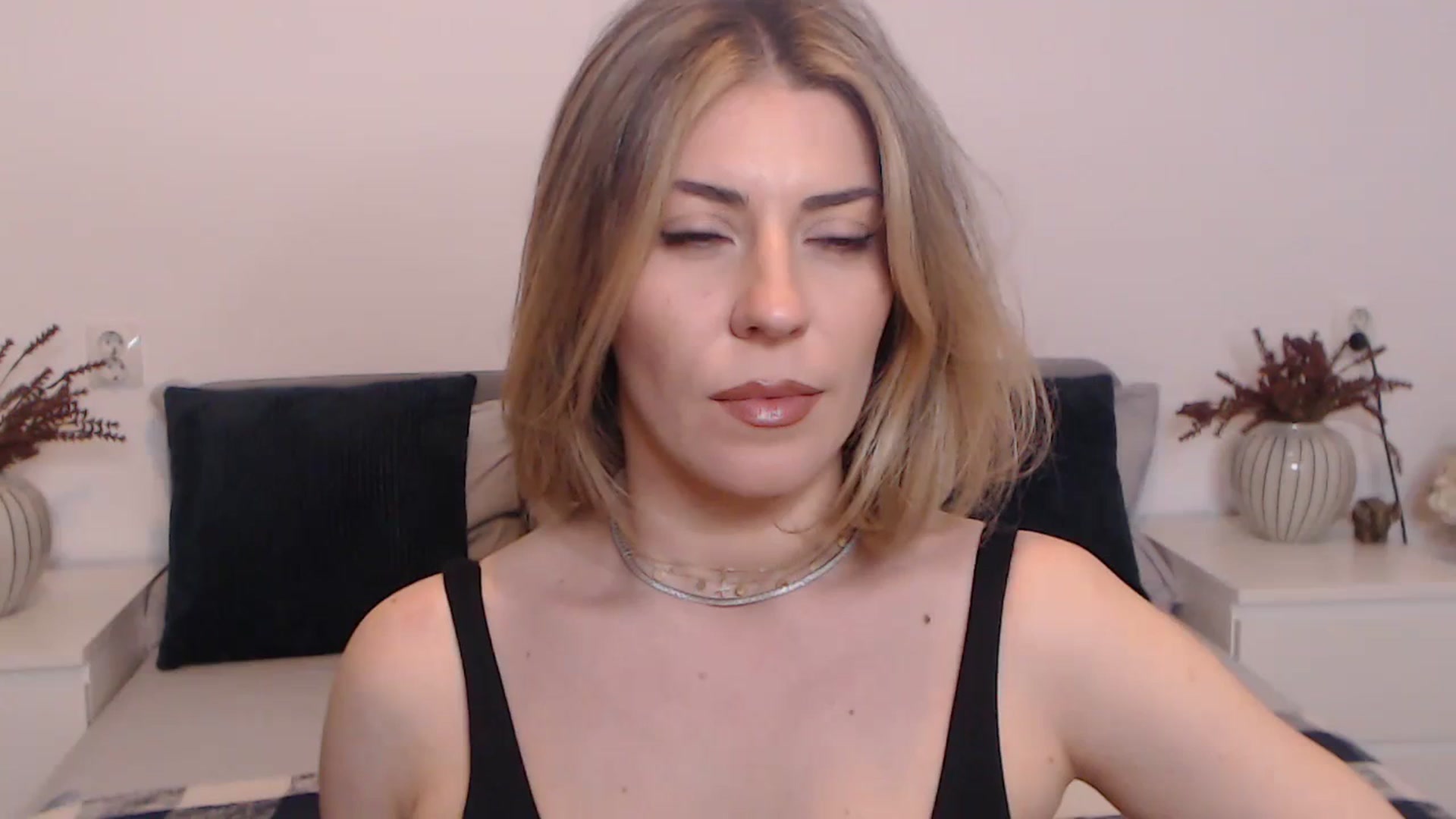 Gallery image thumbnail from BlueStocking's myfreecams stream on, 08/27/2023, 18:07 image 1 of 20