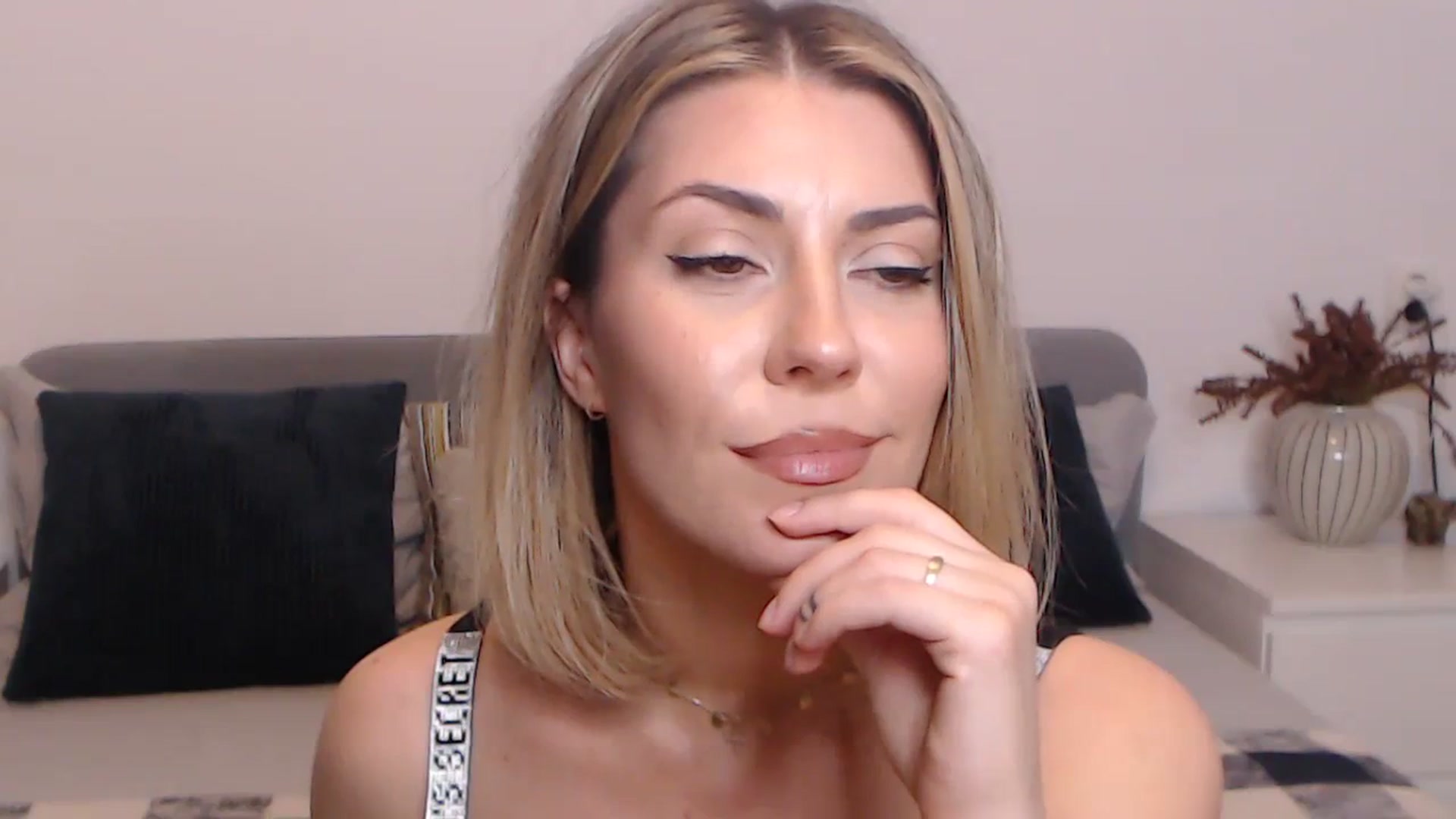 Gallery image thumbnail from BlueStocking's myfreecams stream on, 08/29/2023, 16:05 image 18 of 20