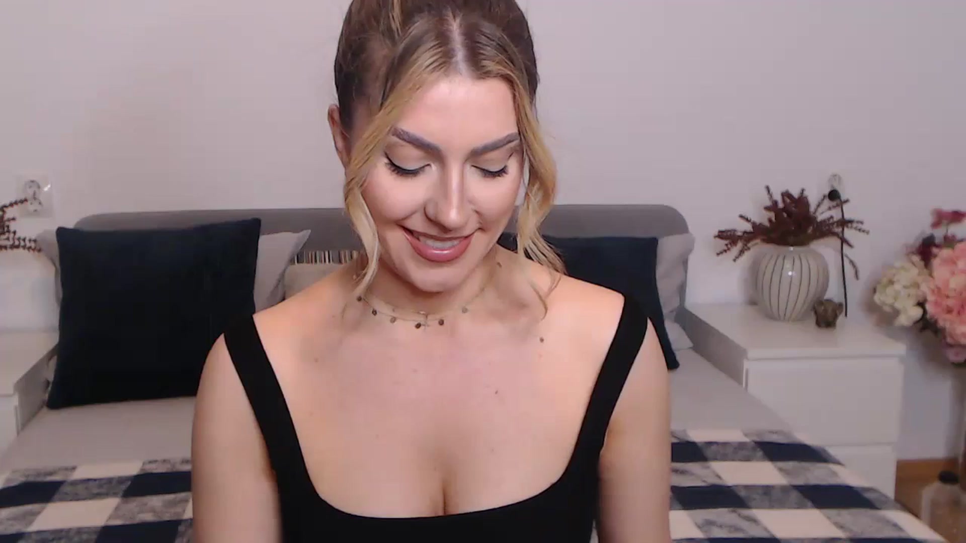 Gallery image thumbnail from BlueStocking's myfreecams stream on, 08/30/2023, 15:52 image 16 of 20