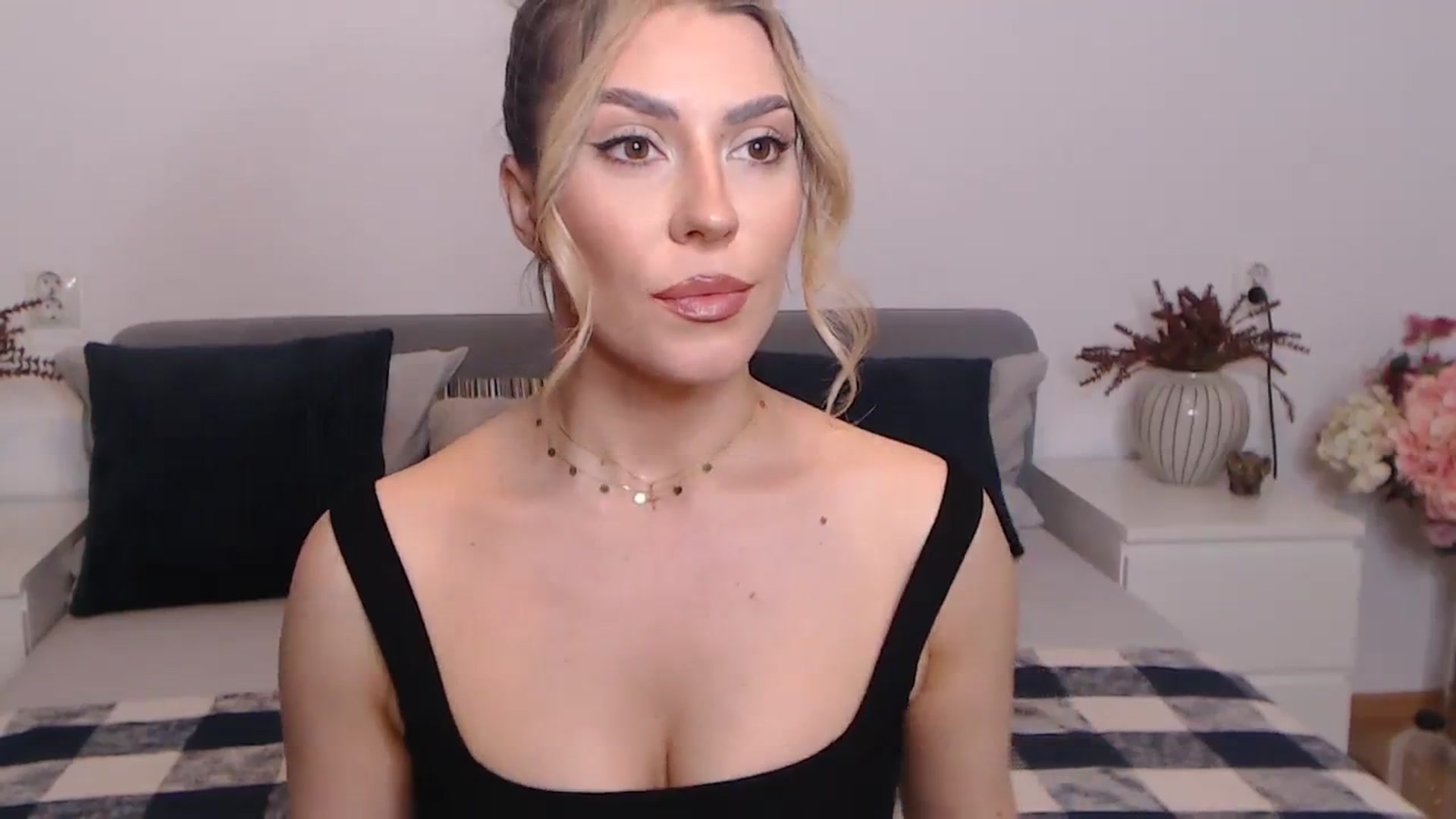 Gallery image thumbnail from BlueStocking's myfreecams stream on, 08/30/2023, 15:52 image 18 of 20