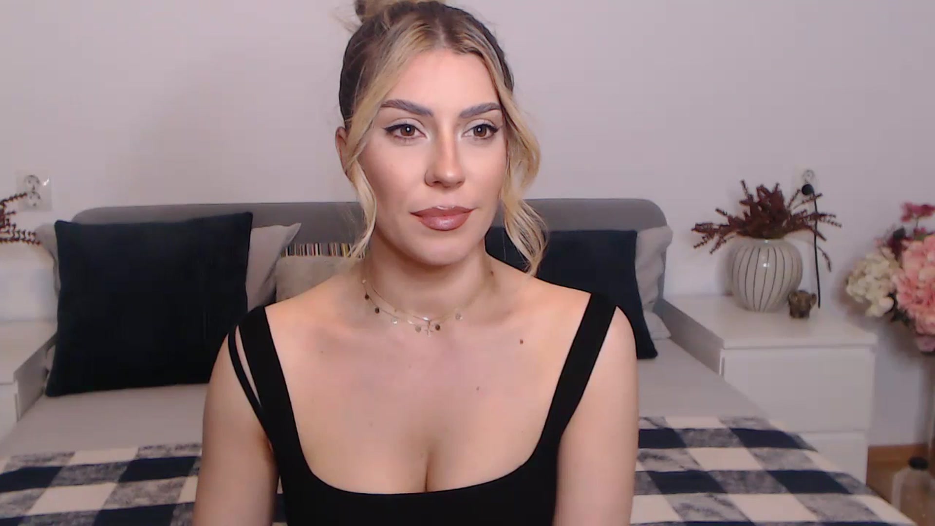 Gallery image thumbnail from BlueStocking's myfreecams stream on, 08/30/2023, 15:52 image 4 of 20