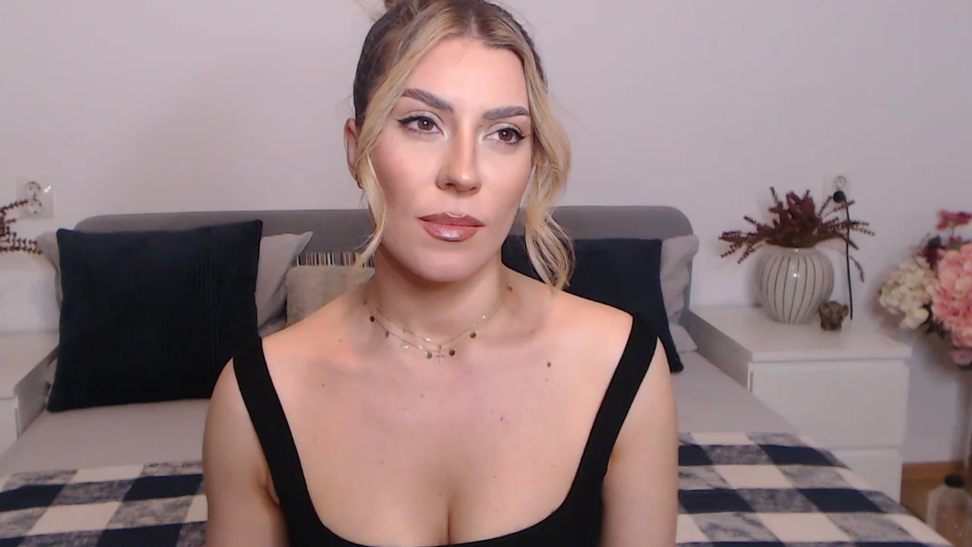 Gallery image thumbnail from BlueStocking's myfreecams stream on, 08/30/2023, 15:52 image 15 of 20