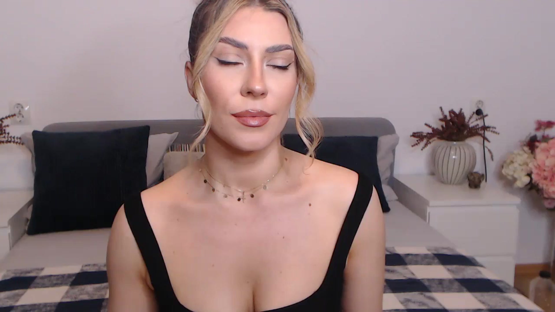 Gallery image thumbnail from BlueStocking's myfreecams stream on, 08/30/2023, 15:52 image 19 of 20