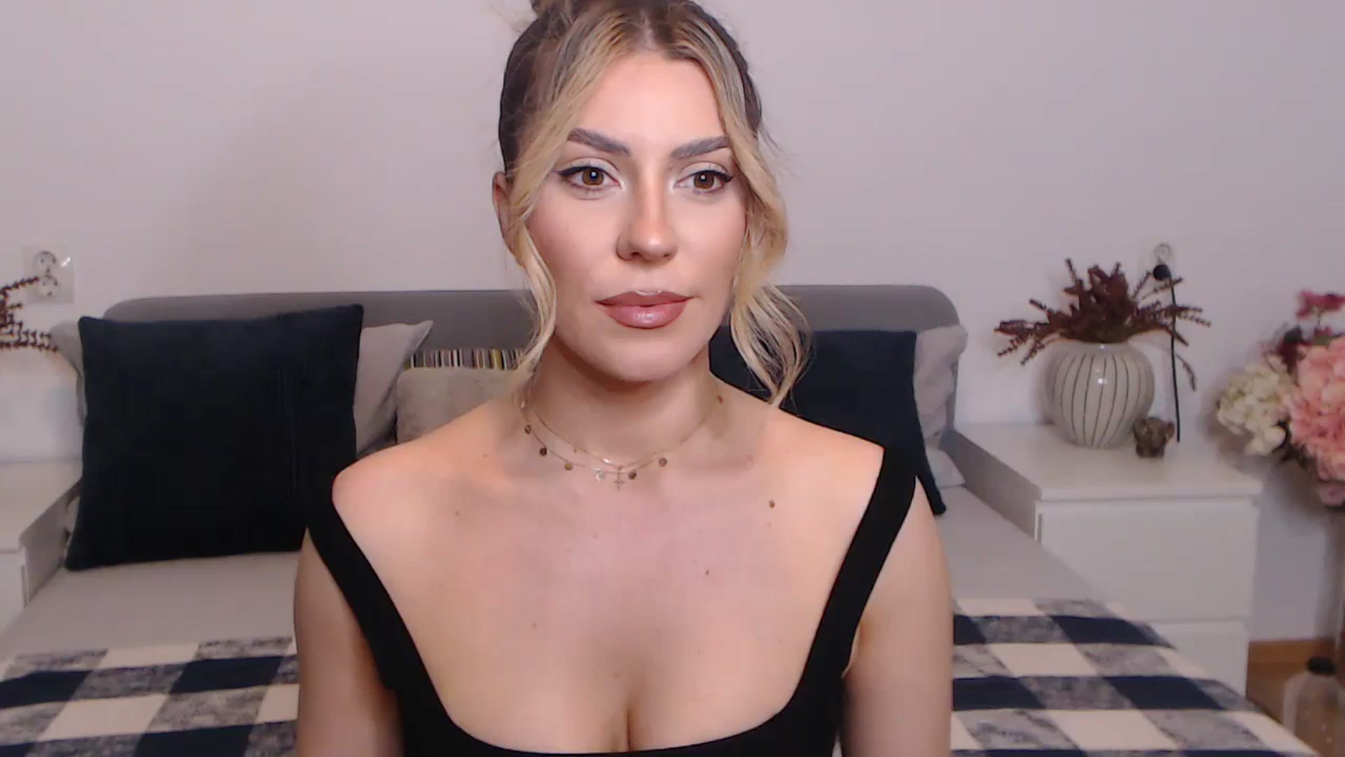 Gallery image thumbnail from BlueStocking's myfreecams stream on, 08/30/2023, 15:52 image 8 of 20
