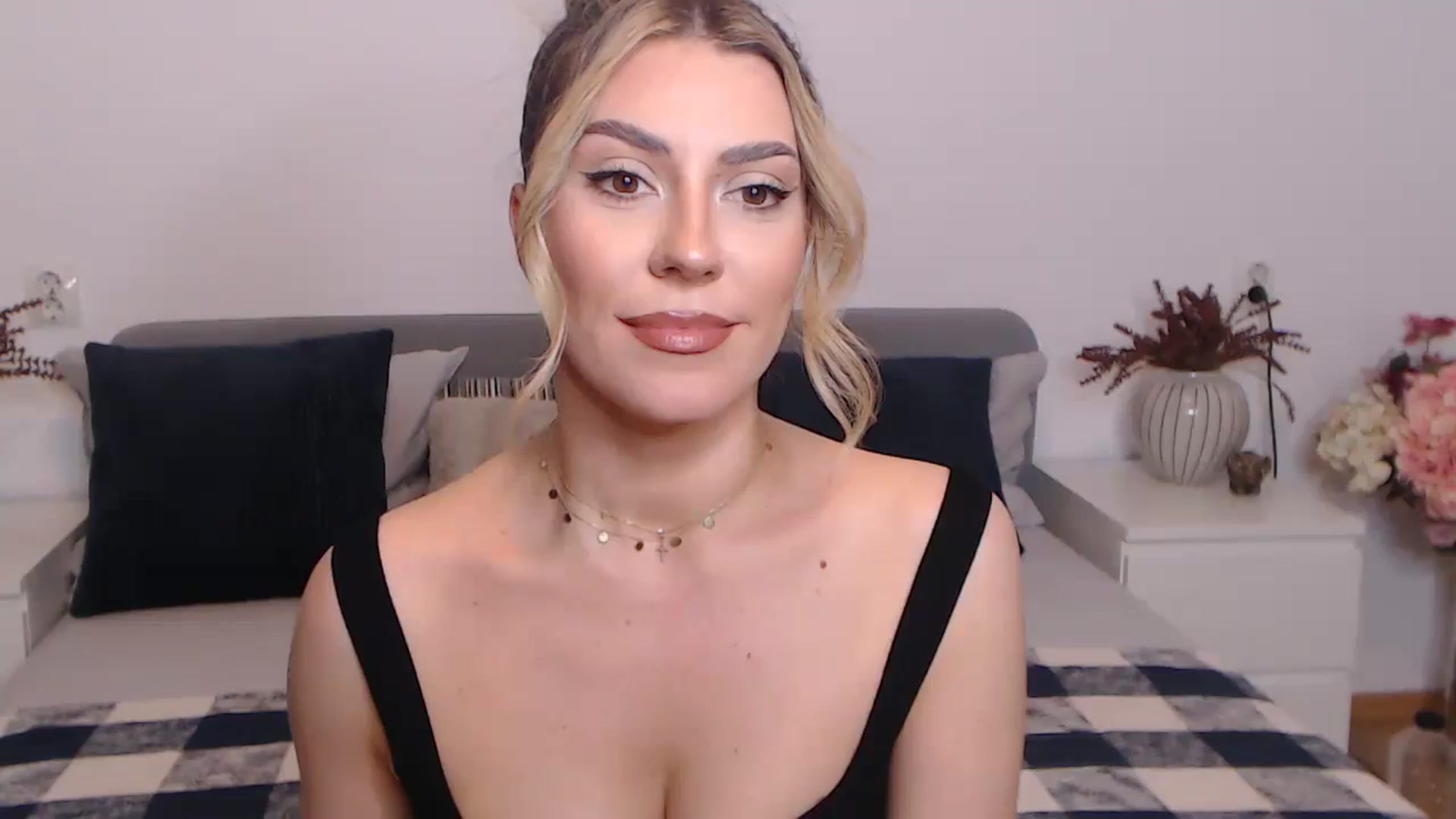 Gallery image thumbnail from BlueStocking's myfreecams stream on, 08/30/2023, 15:52 image 14 of 20