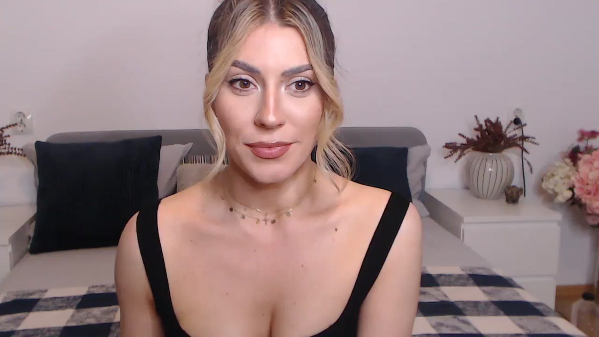Gallery image thumbnail from BlueStocking's myfreecams stream on, 08/30/2023, 15:52 image 9 of 20