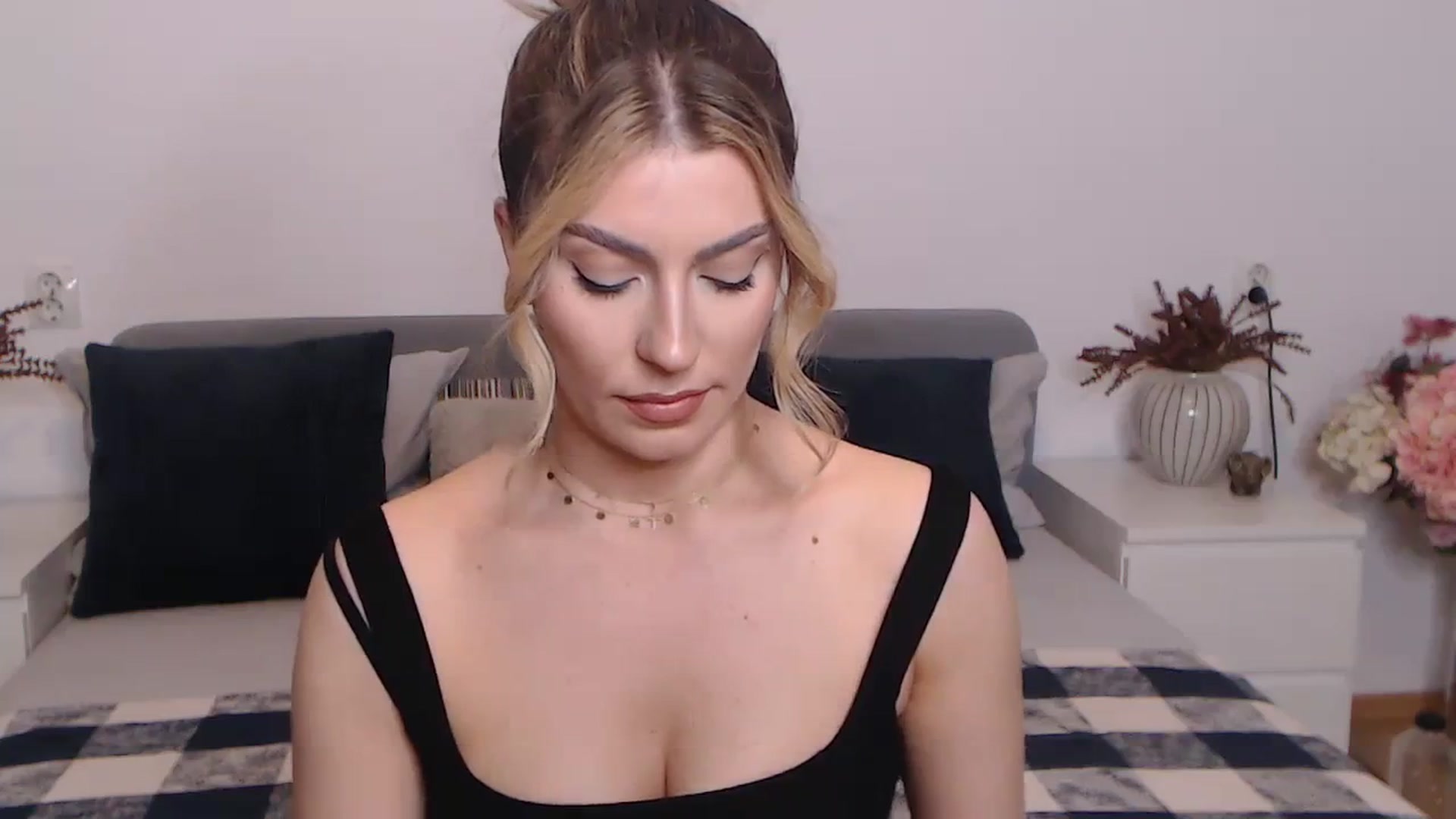 Gallery image thumbnail from BlueStocking's myfreecams stream on, 08/30/2023, 15:52 image 3 of 20