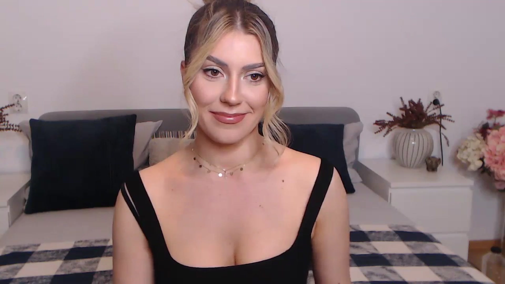 Gallery image thumbnail from BlueStocking's myfreecams stream on, 08/30/2023, 15:52 image 6 of 20