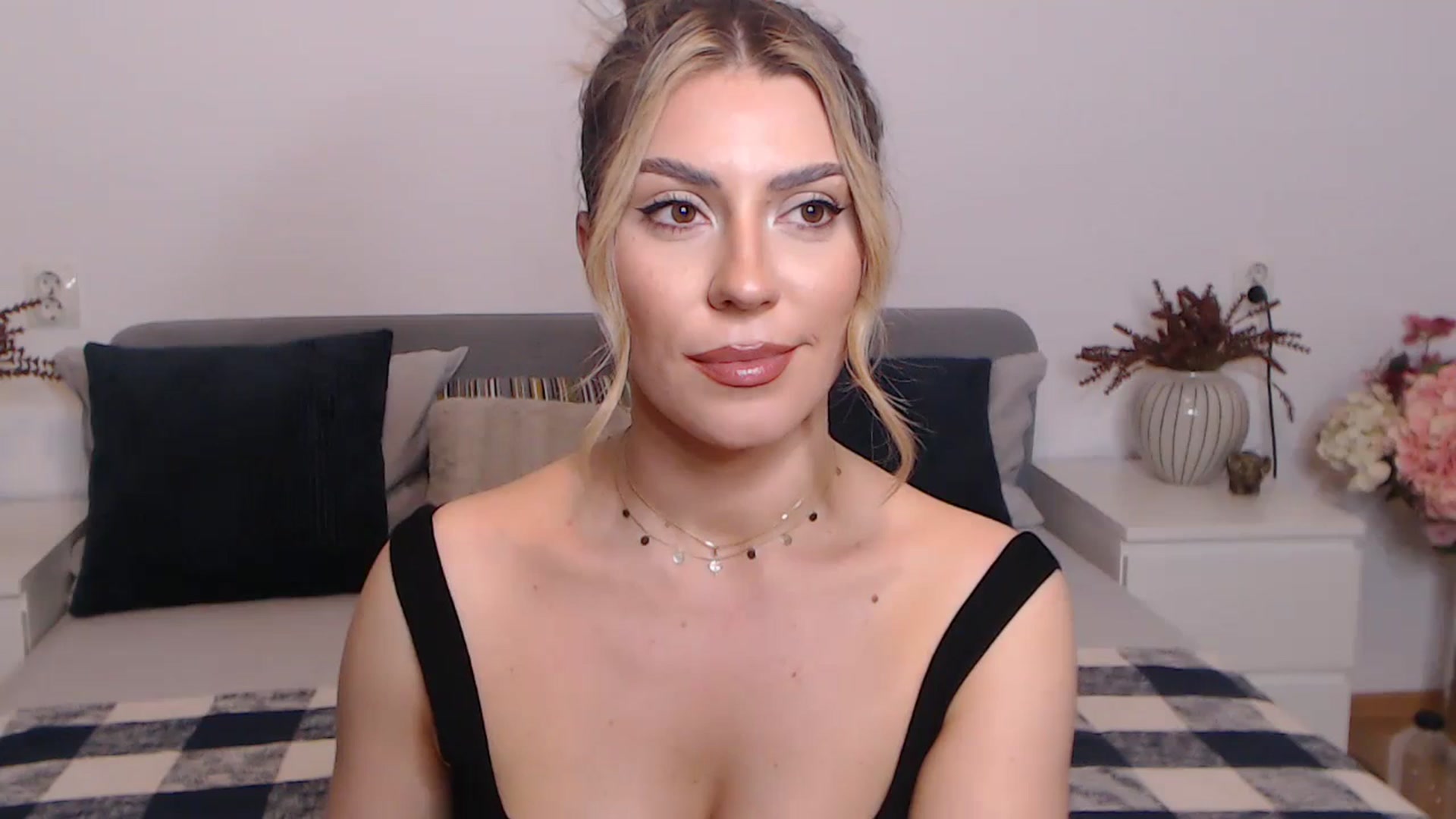 Gallery image thumbnail from BlueStocking's myfreecams stream on, 08/30/2023, 17:29 image 8 of 20