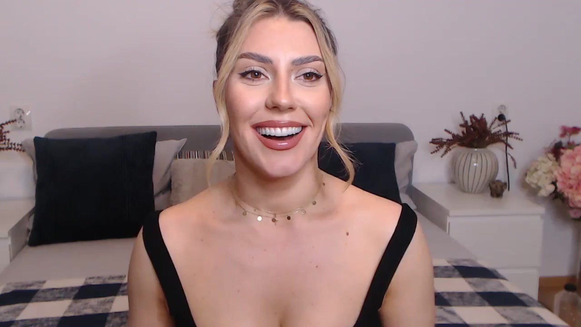 Gallery image thumbnail from BlueStocking's myfreecams stream on, 08/30/2023, 17:29 image 3 of 20