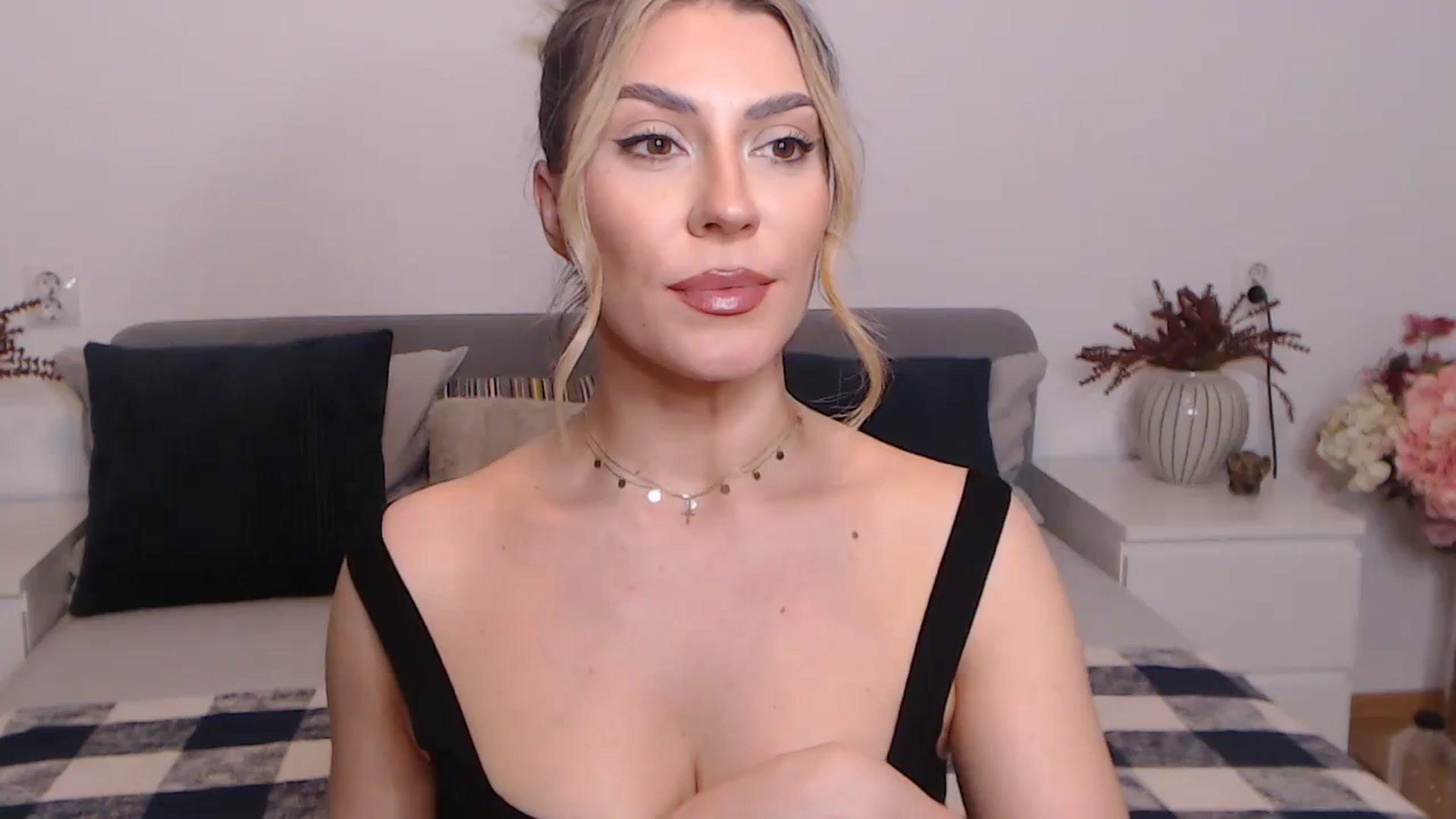 Gallery image thumbnail from BlueStocking's myfreecams stream on, 08/30/2023, 17:29 image 10 of 20