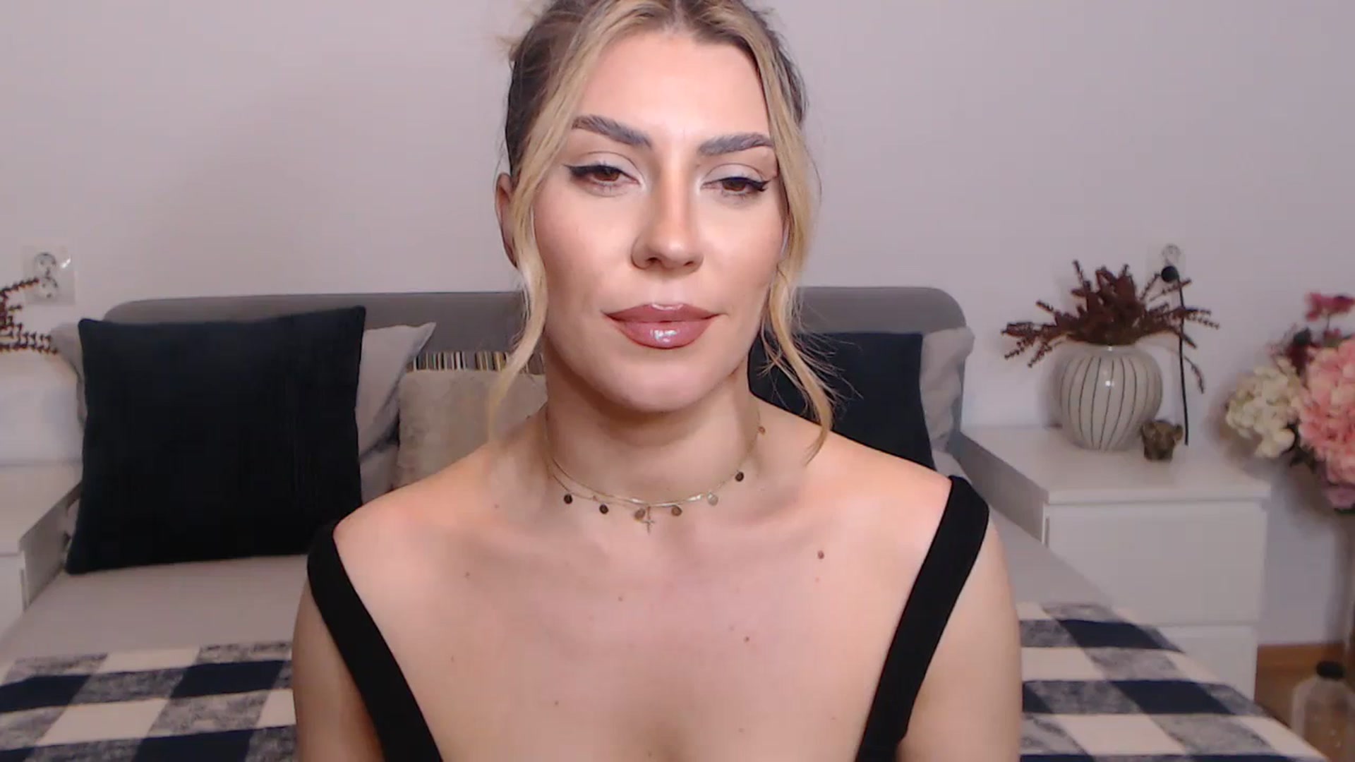 Gallery image thumbnail from BlueStocking's myfreecams stream on, 08/30/2023, 17:29 image 2 of 20