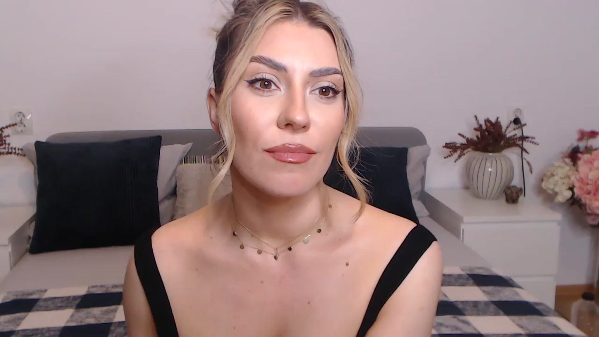 Gallery image thumbnail from BlueStocking's myfreecams stream on, 08/30/2023, 17:29 image 7 of 20