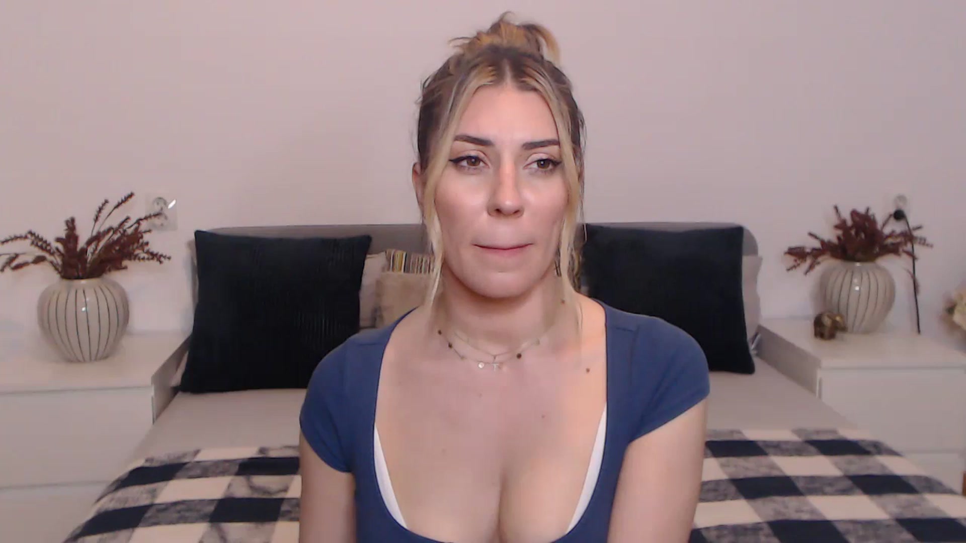 Gallery image thumbnail from BlueStocking's myfreecams stream on, 09/04/2023, 18:03 image 16 of 20