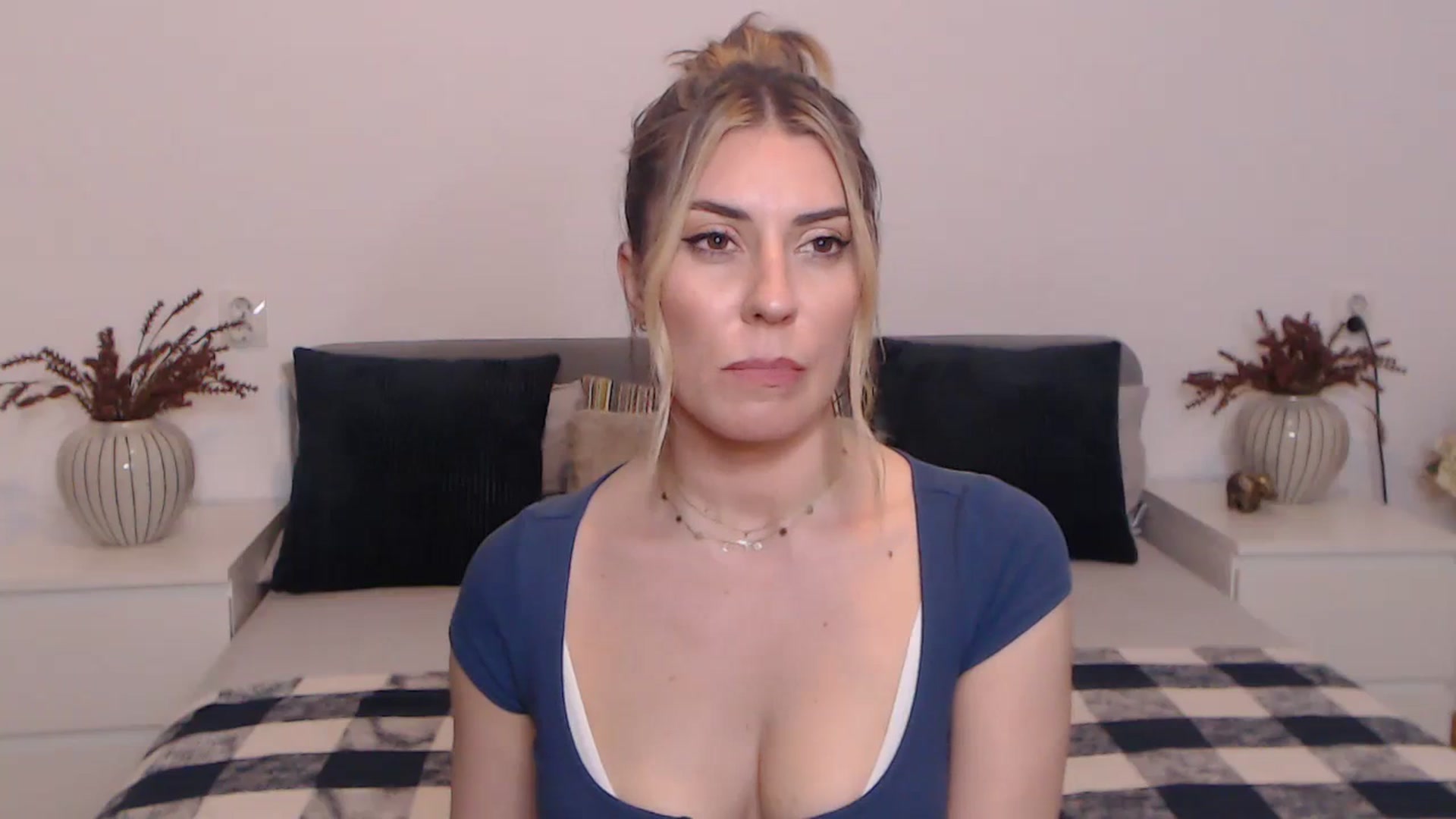 Gallery image thumbnail from BlueStocking's myfreecams stream on, 09/04/2023, 18:03 image 15 of 20