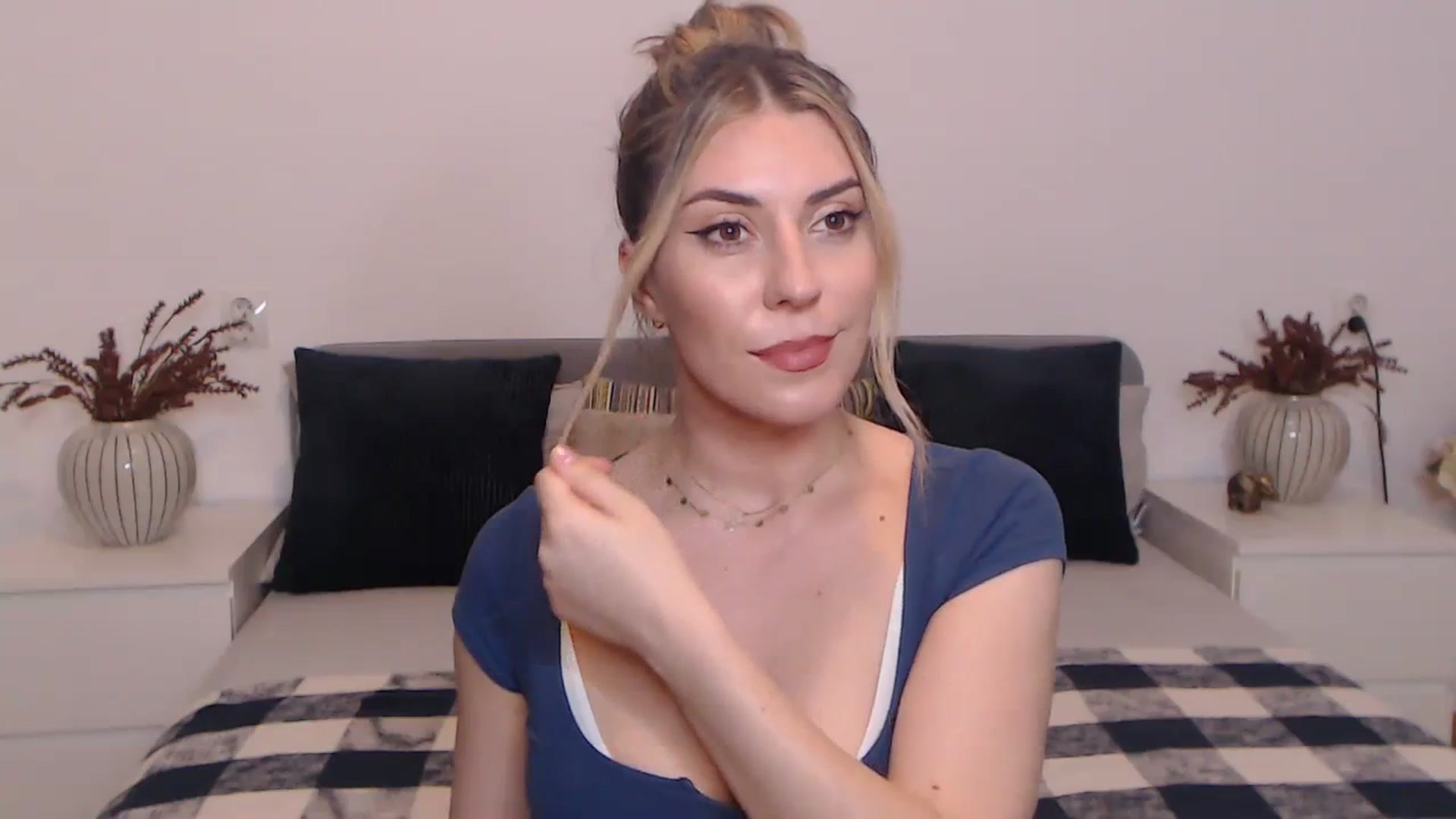 Gallery image thumbnail from BlueStocking's myfreecams stream on, 09/04/2023, 18:03 image 6 of 20
