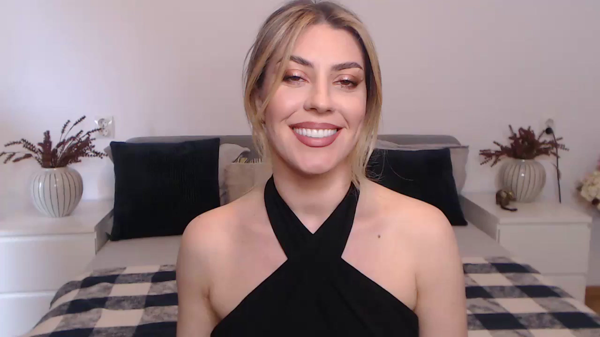Gallery image thumbnail from BlueStocking's myfreecams stream on, 09/05/2023, 10:41 image 1 of 20