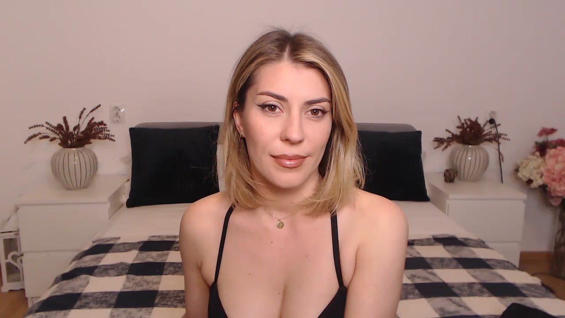 Gallery image thumbnail from BlueStocking's myfreecams stream on, 09/14/2023, 18:04 image 6 of 20