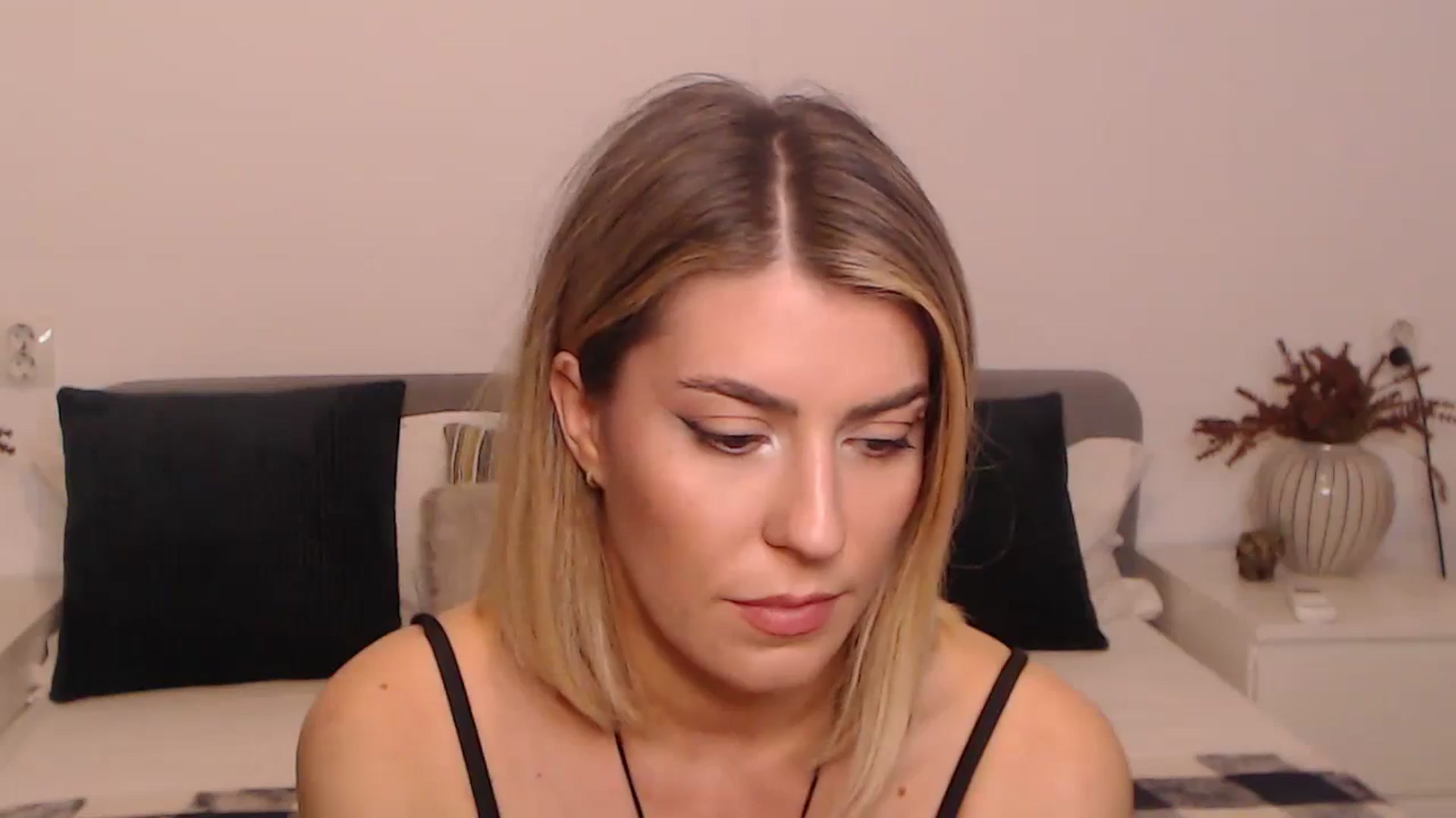 Gallery image thumbnail from BlueStocking's myfreecams stream on, 09/15/2023, 17:04 image 18 of 20