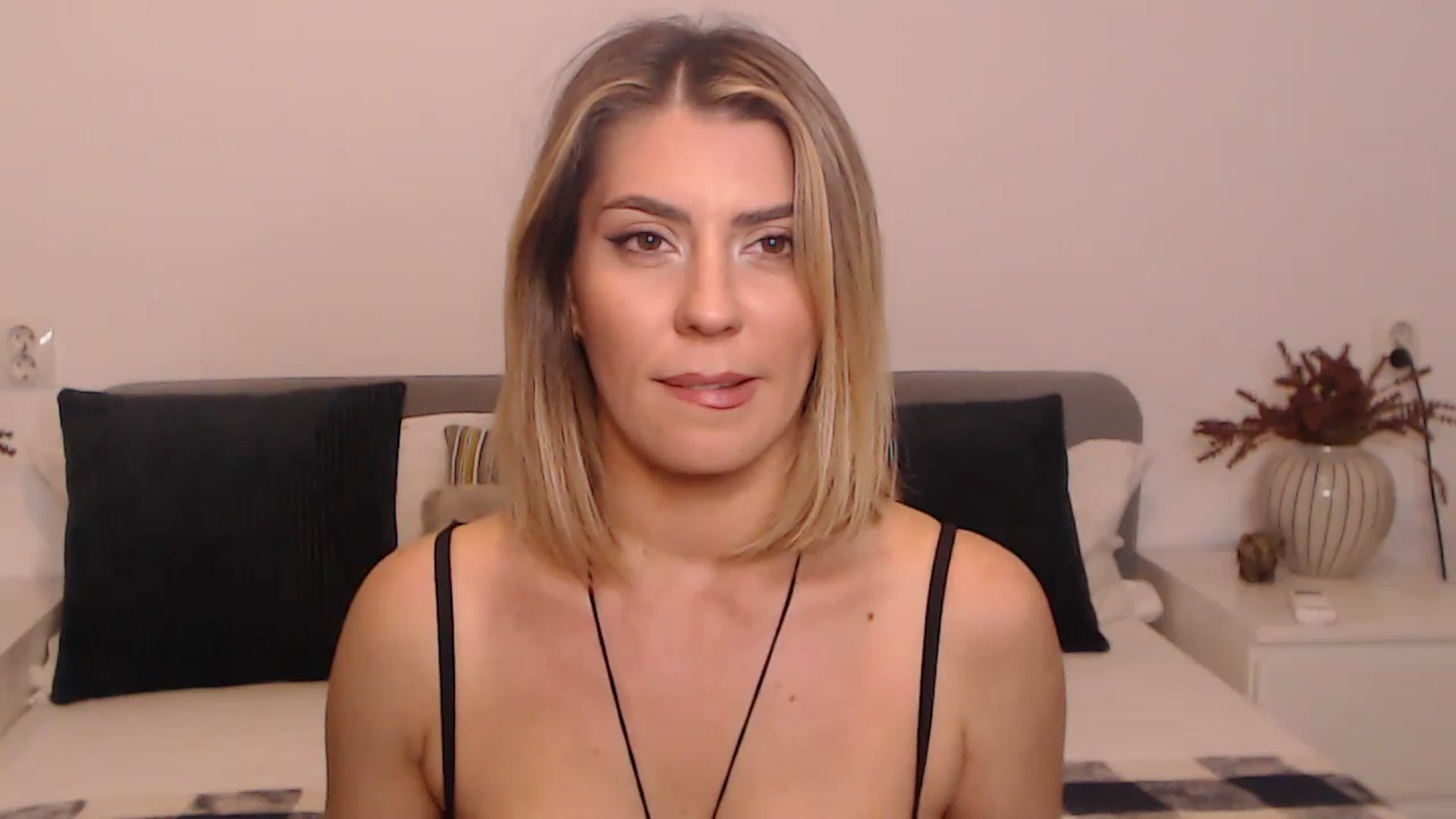 Gallery image thumbnail from BlueStocking's myfreecams stream on, 09/15/2023, 17:04 image 7 of 20