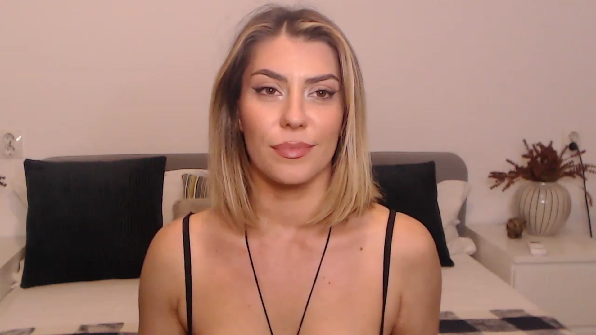 Gallery image thumbnail from BlueStocking's myfreecams stream on, 09/15/2023, 17:04 image 6 of 20