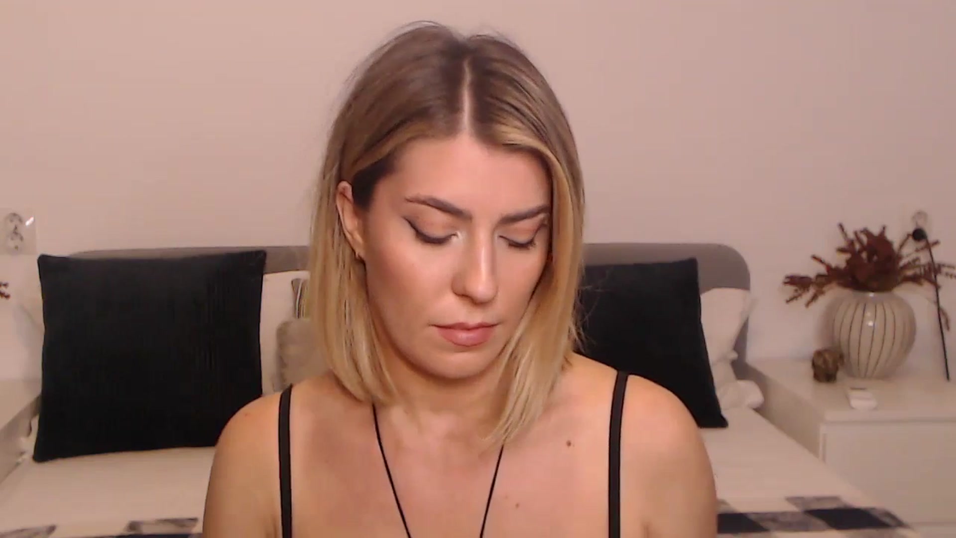 Gallery image thumbnail from BlueStocking's myfreecams stream on, 09/15/2023, 17:04 image 13 of 20