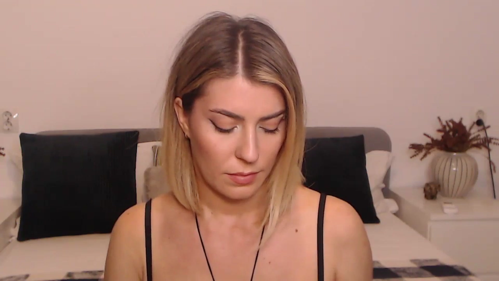 Gallery image thumbnail from BlueStocking's myfreecams stream on, 09/15/2023, 17:04 image 14 of 20