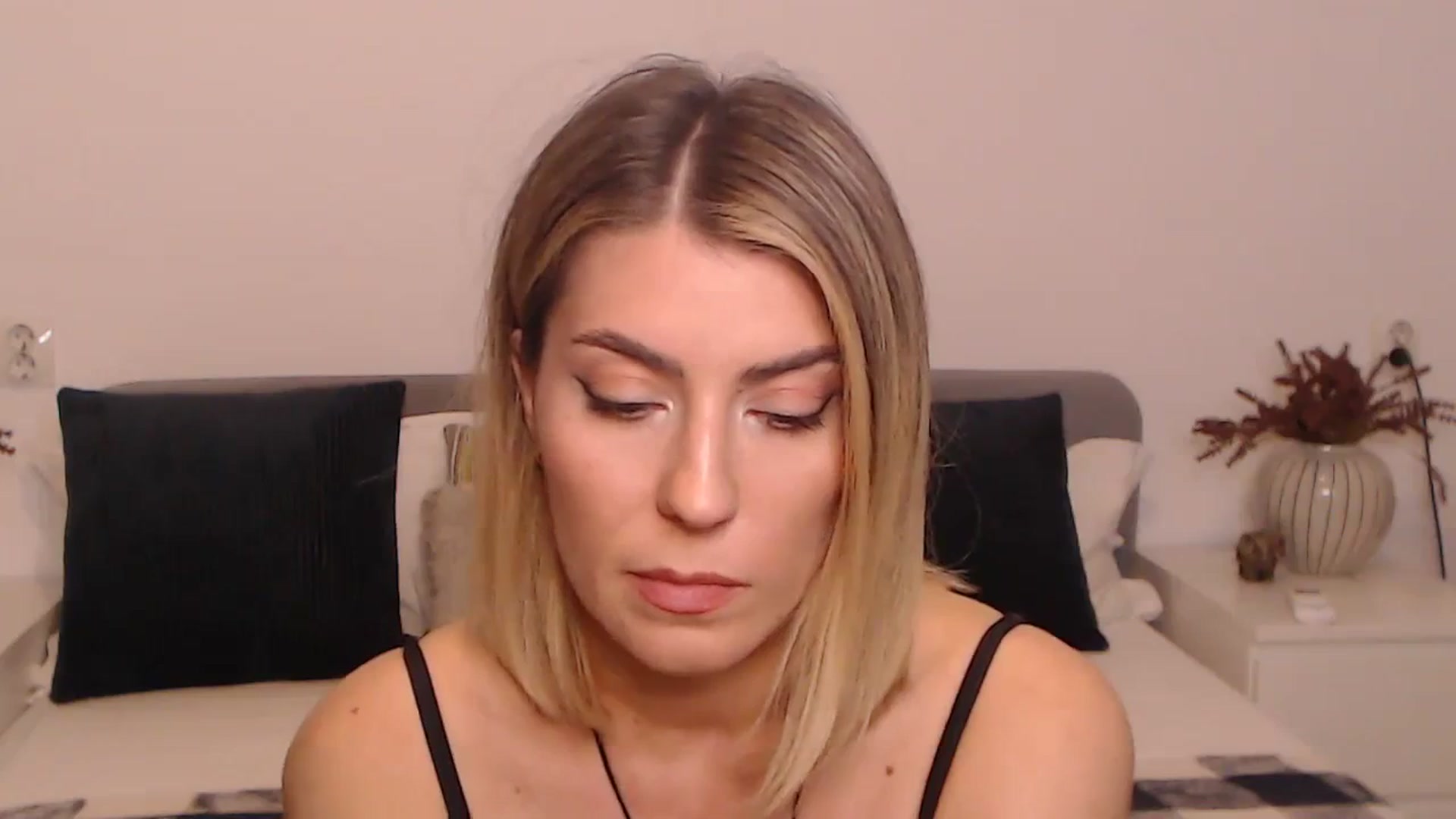 Gallery image thumbnail from BlueStocking's myfreecams stream on, 09/15/2023, 17:04 image 15 of 20