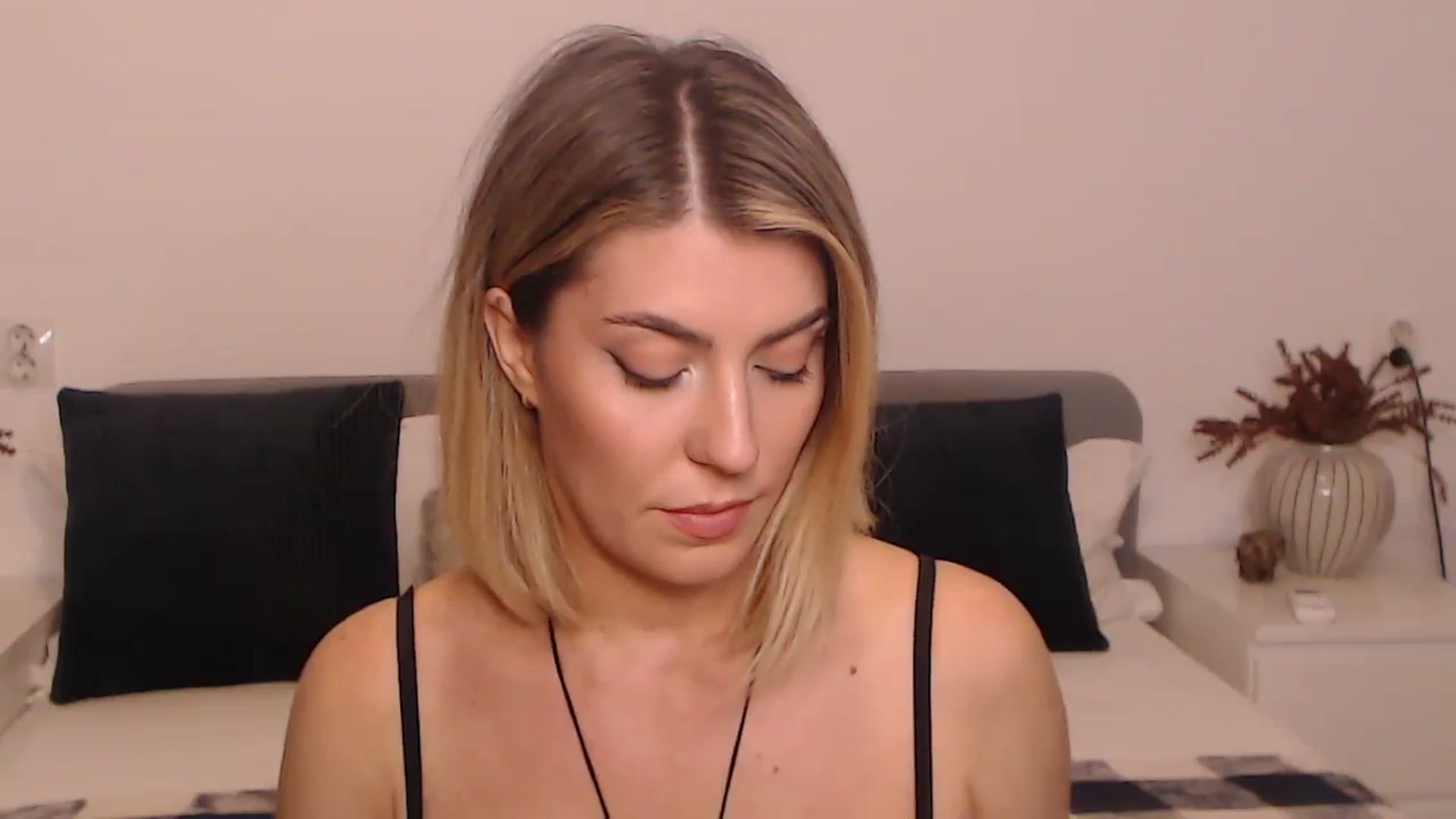 Gallery image thumbnail from BlueStocking's myfreecams stream on, 09/15/2023, 17:04 image 11 of 20