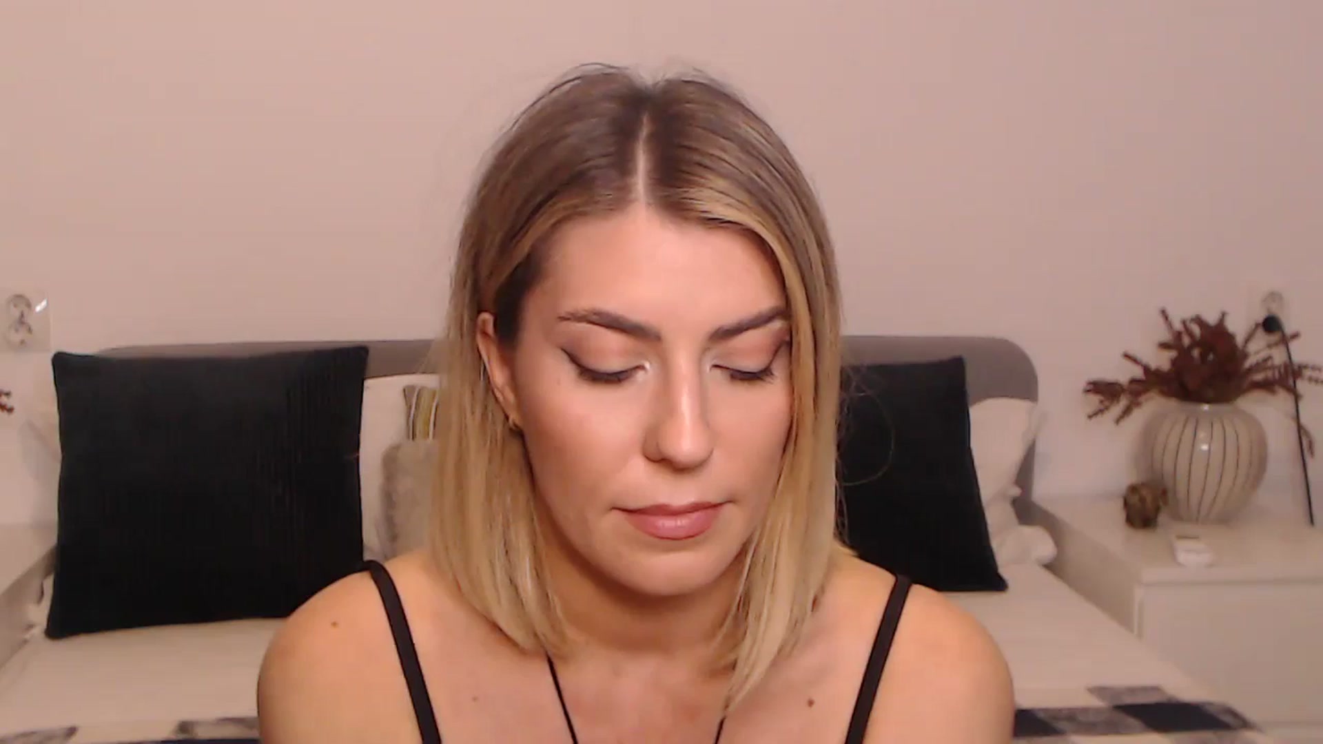 Gallery image thumbnail from BlueStocking's myfreecams stream on, 09/15/2023, 17:04 image 17 of 20