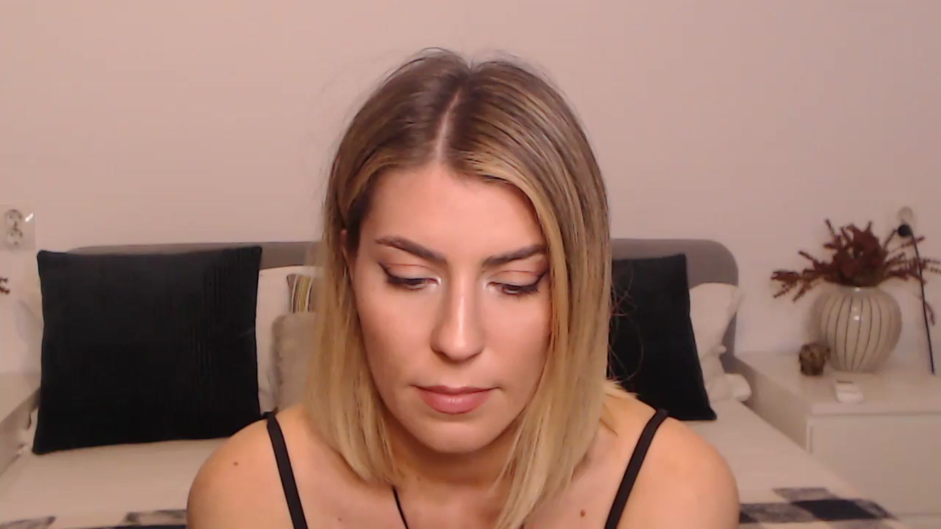 Gallery image thumbnail from BlueStocking's myfreecams stream on, 09/15/2023, 17:04 image 16 of 20