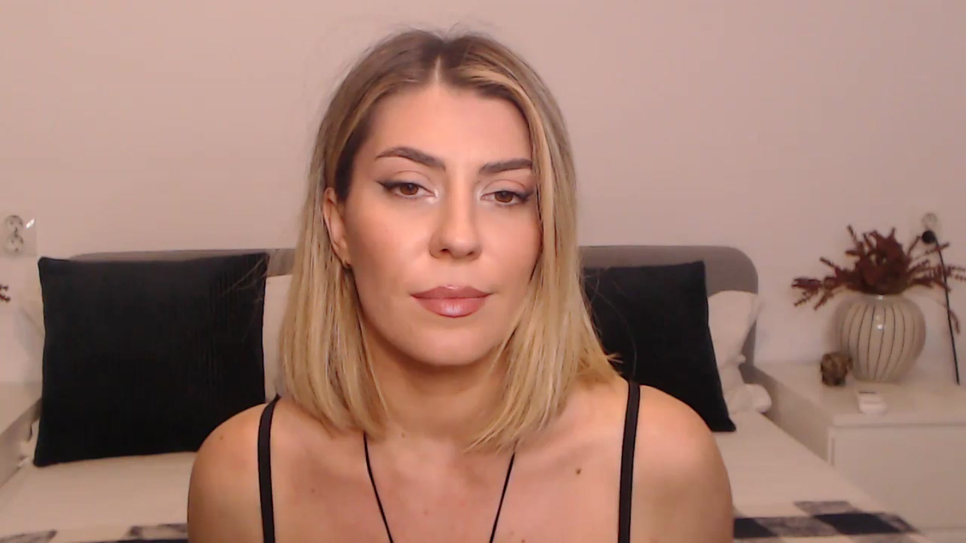 Gallery image thumbnail from BlueStocking's myfreecams stream on, 09/15/2023, 17:04 image 10 of 20